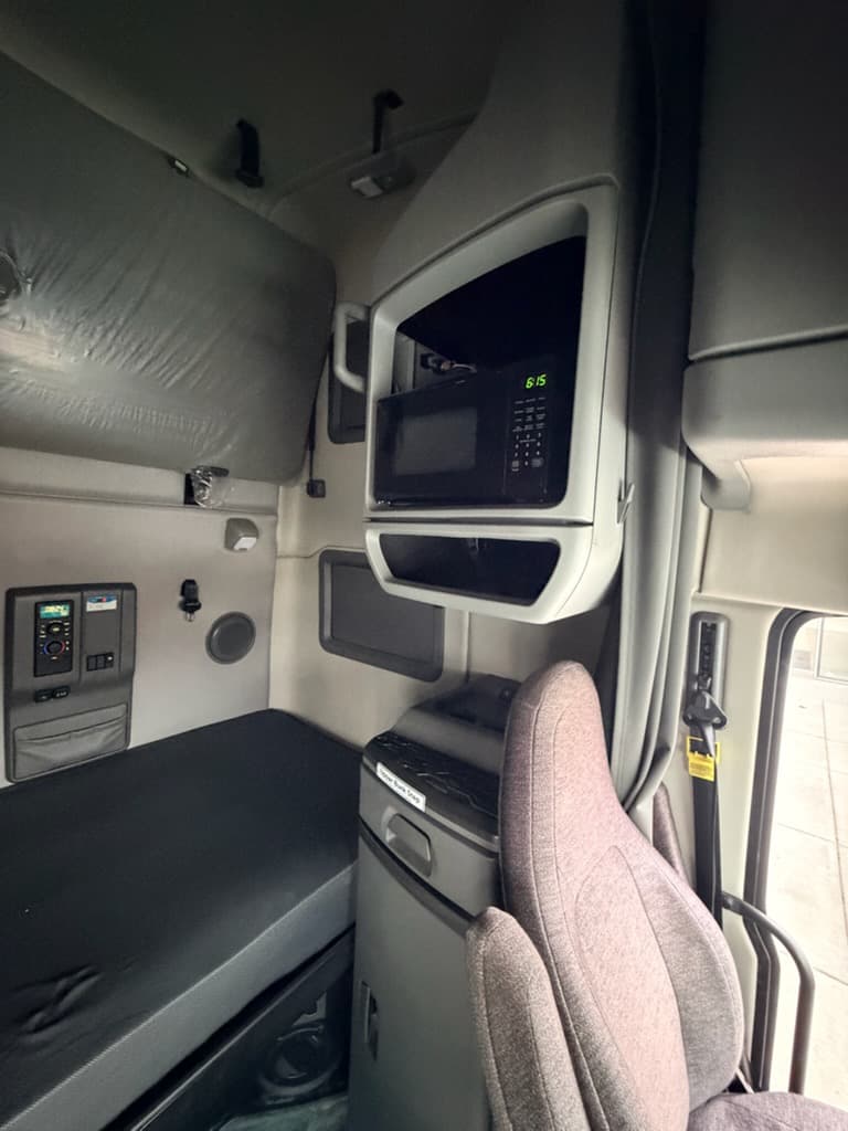 2023 Volvo VNL 760 — photo 9