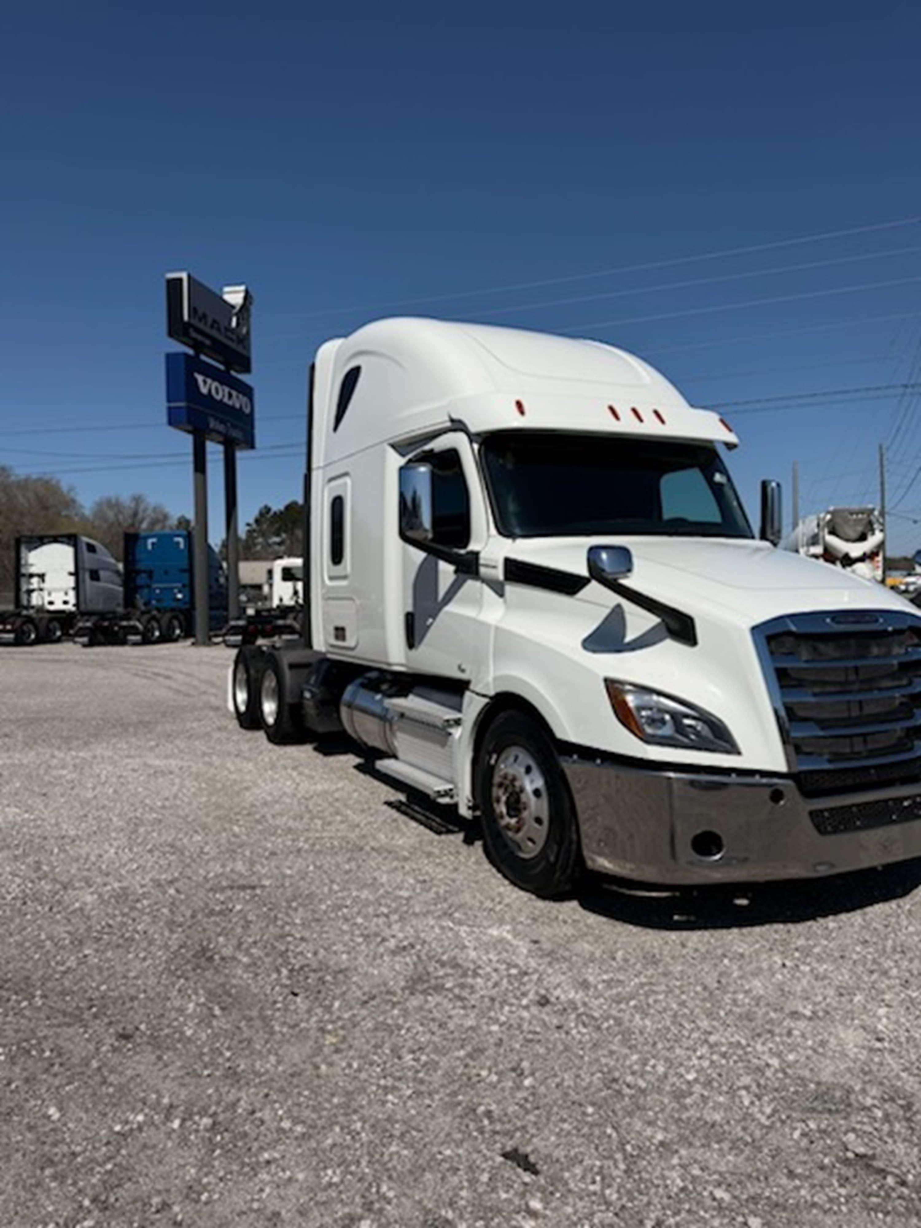 2020 Freightliner Cascadia — photo 2