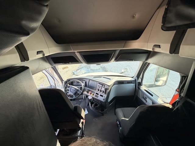 2020 Freightliner Cascadia — photo 6