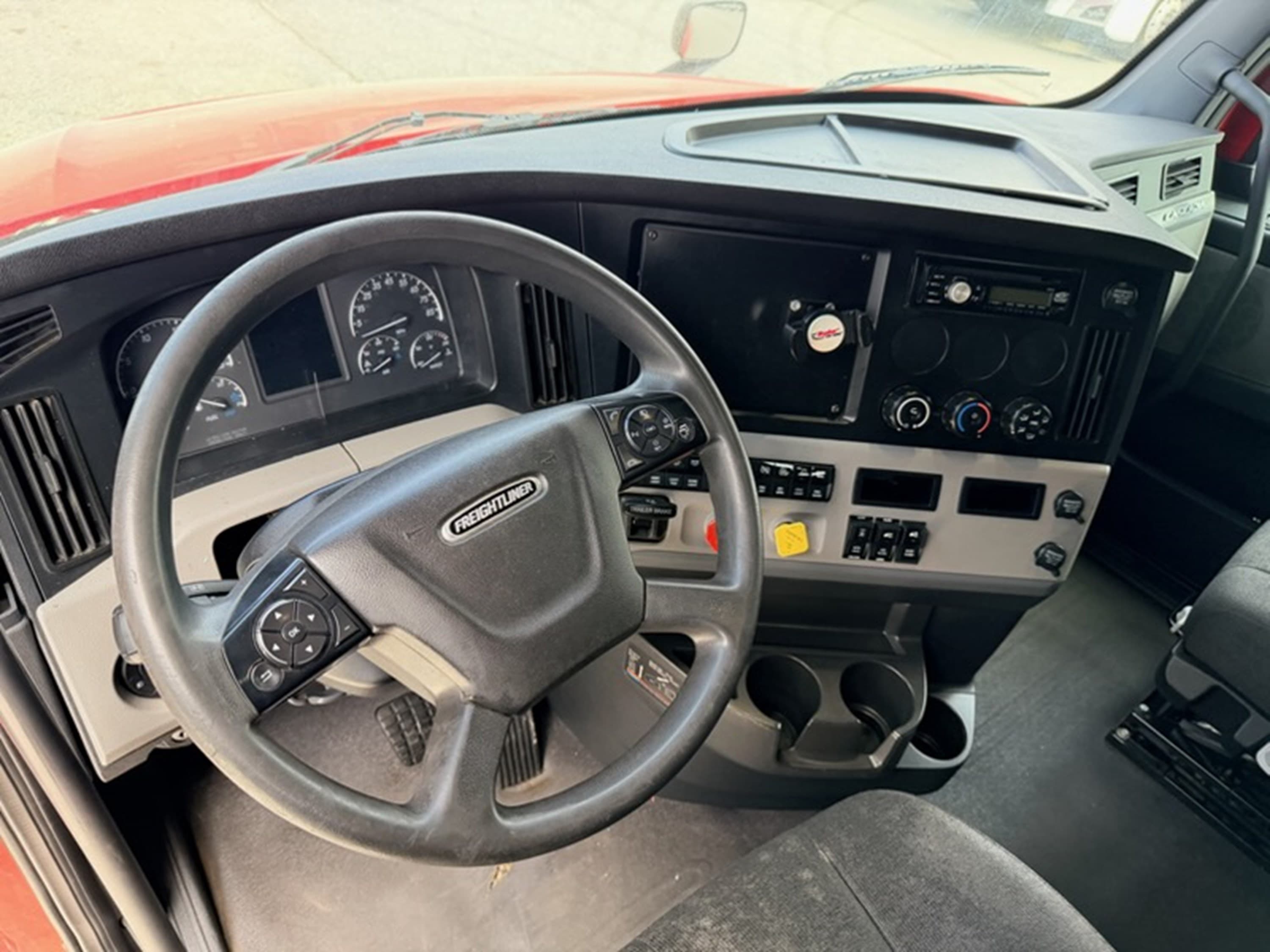2020 Freightliner Cascadia — photo 8