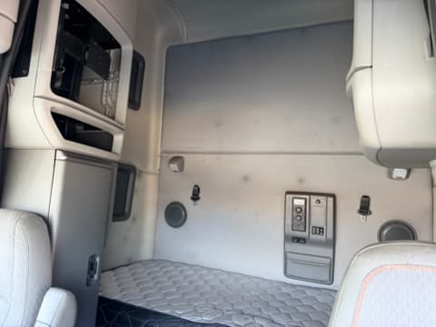 2021 Volvo VNL 760 — photo 8