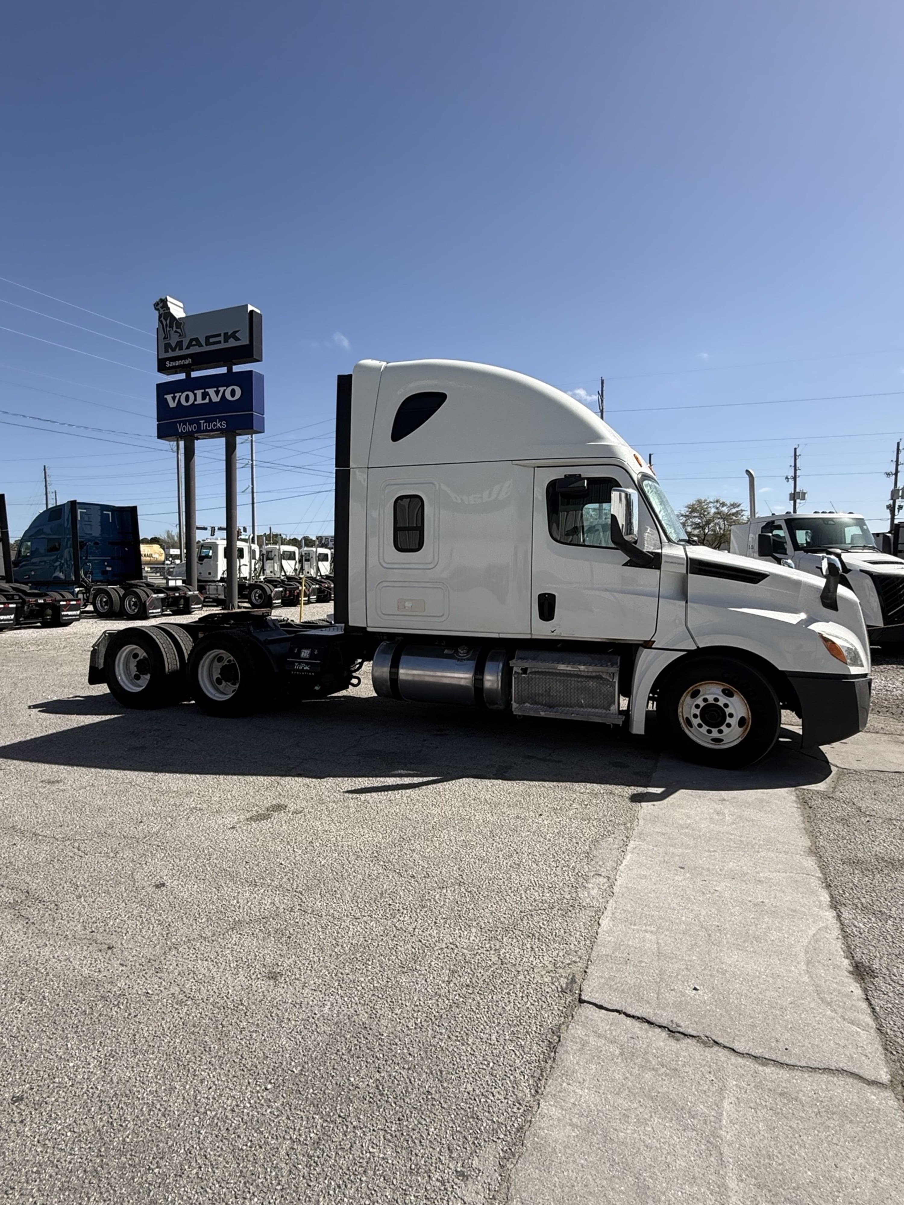 2020 Freightliner Cascadia — photo 3