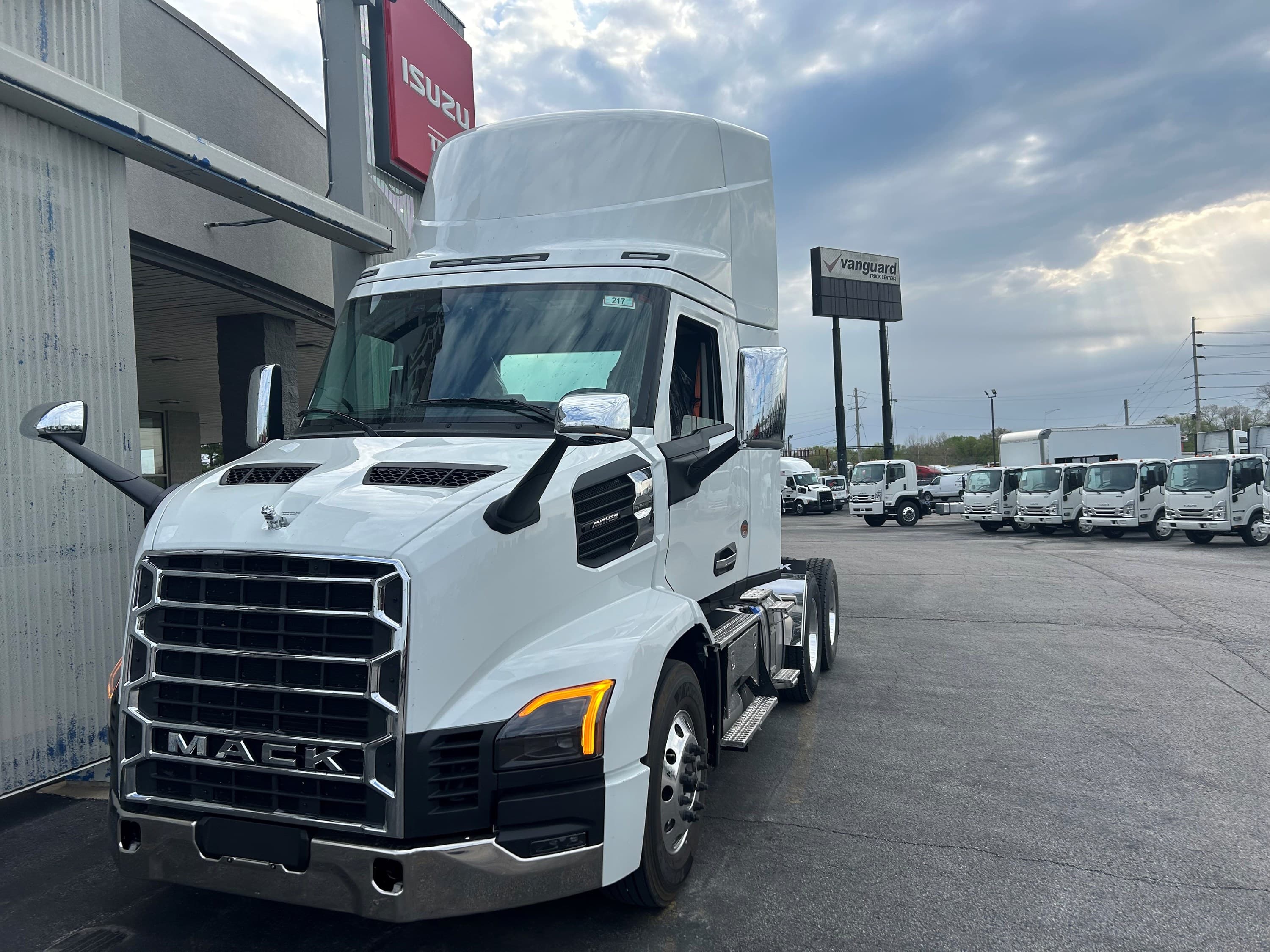2027 Mack Anthem — photo 2