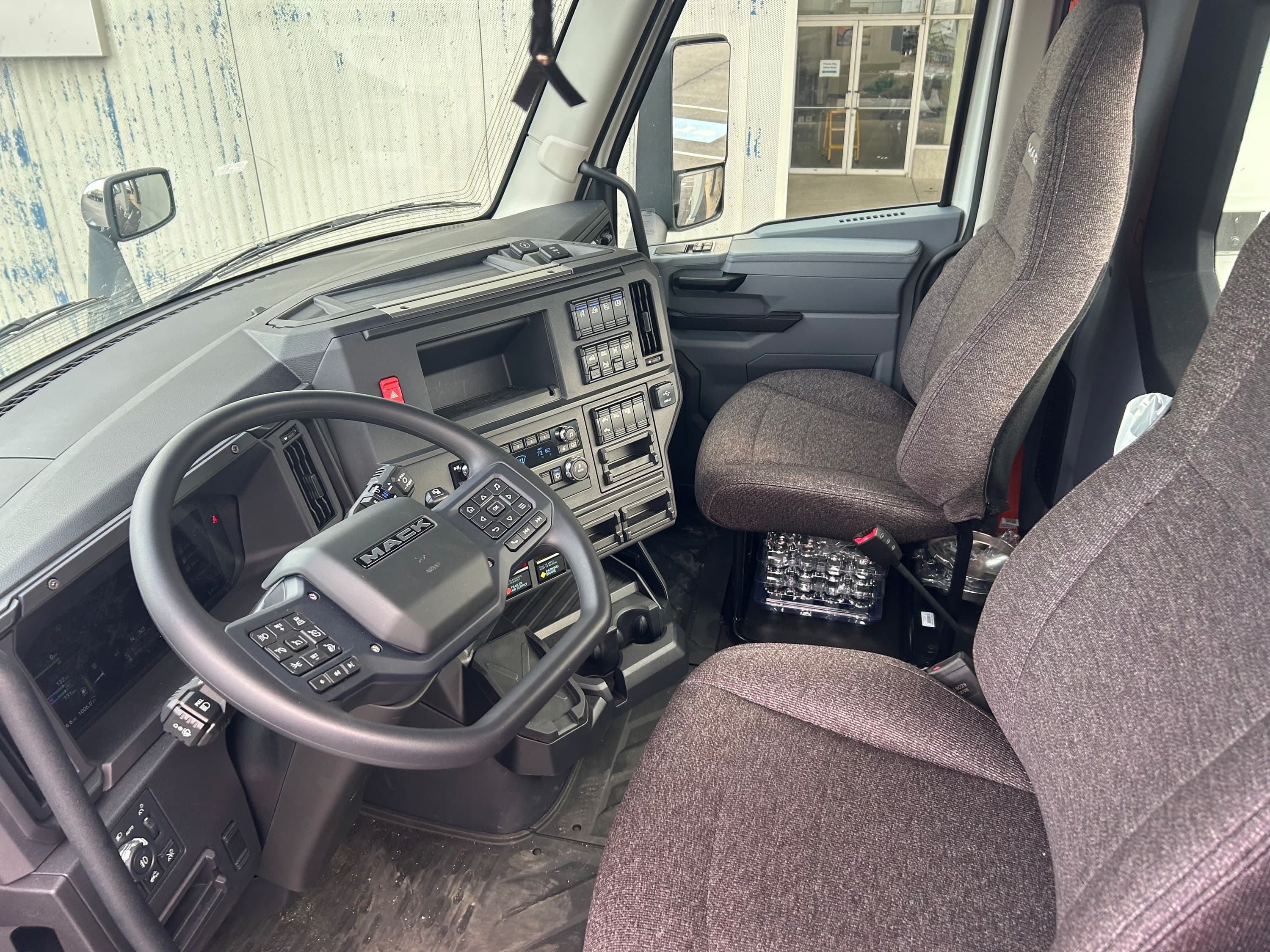 2027 Mack Anthem — photo 6