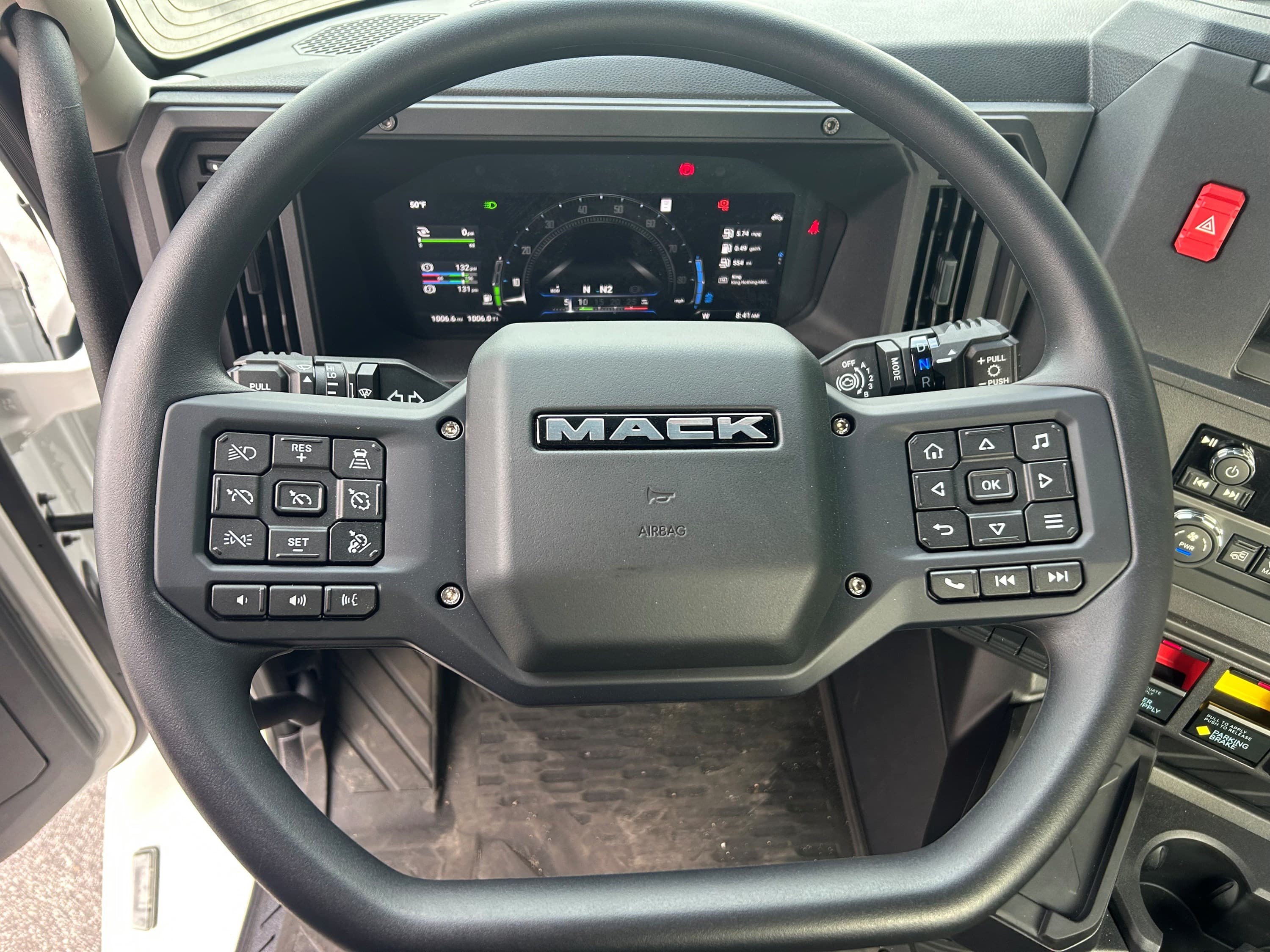 2027 Mack Anthem — photo 7