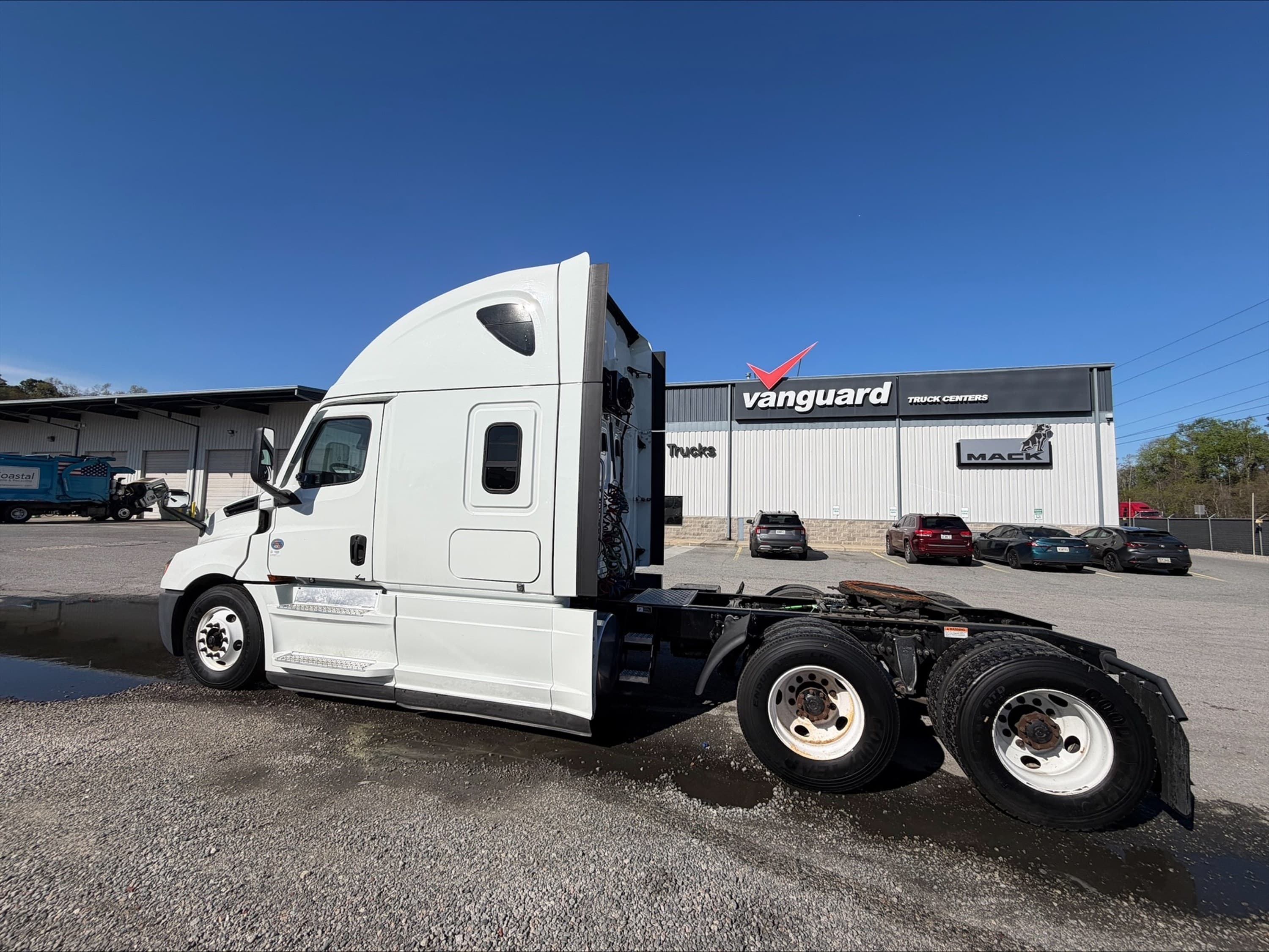 2021 Freightliner Cascadia — photo 2