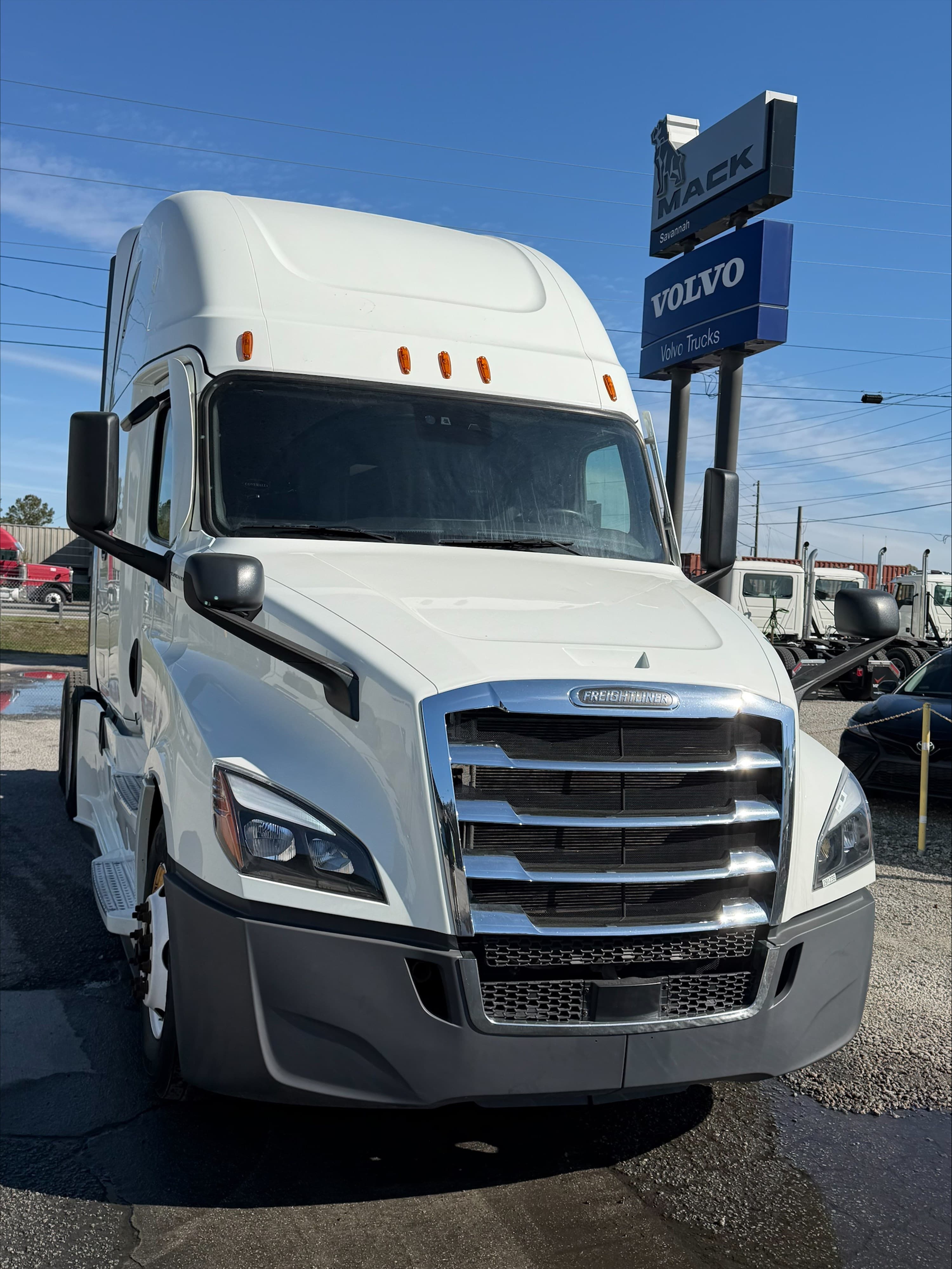 2021 Freightliner Cascadia — photo 8
