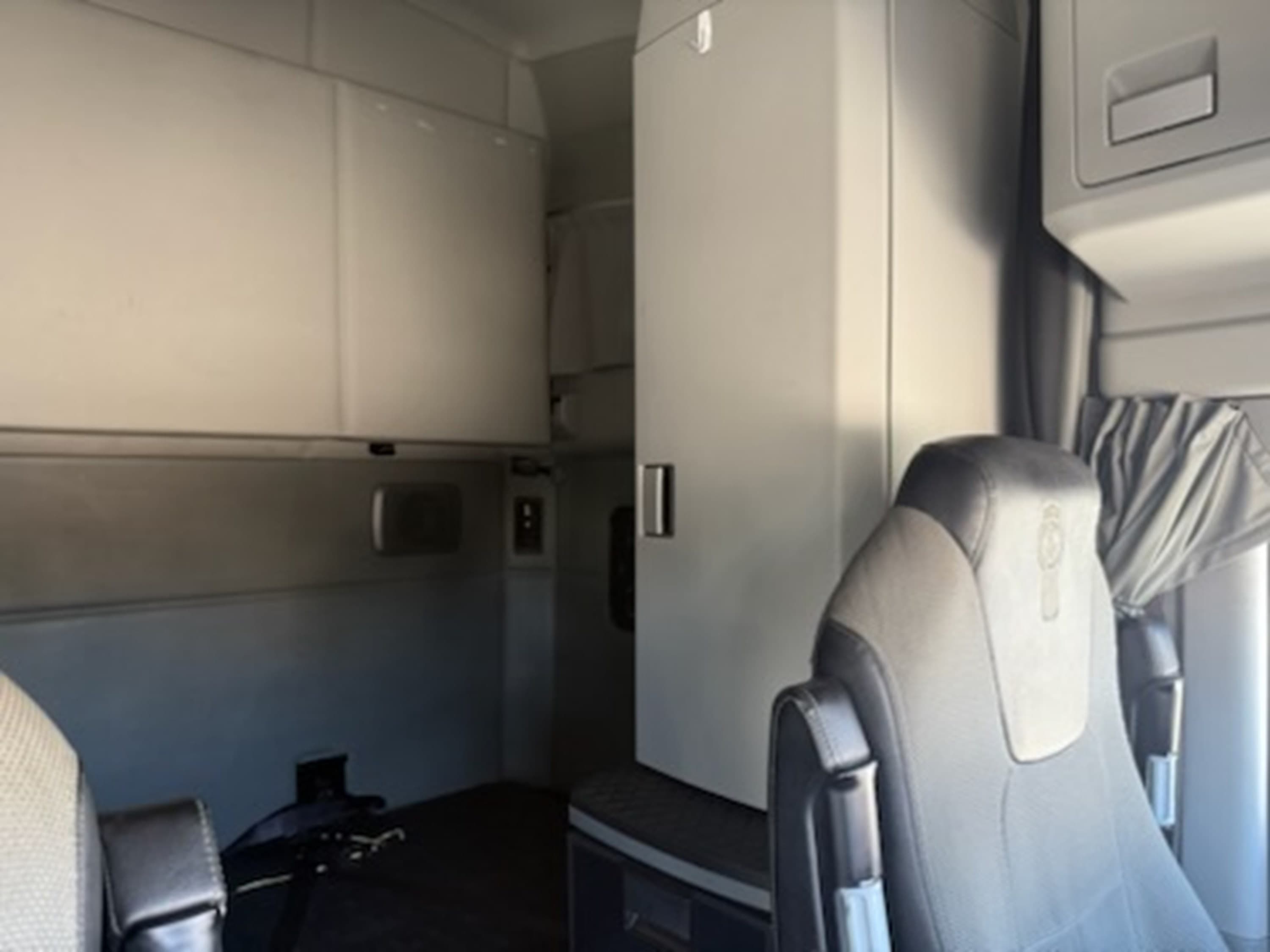 2021 Kenworth T680 — photo 9