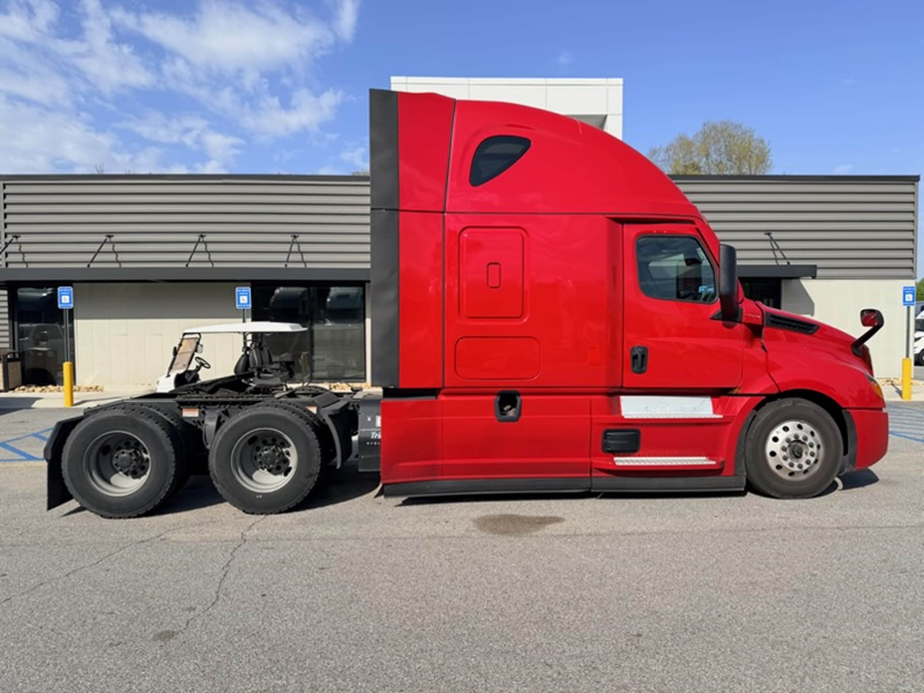 2023 Freightliner Cascadia — photo 2