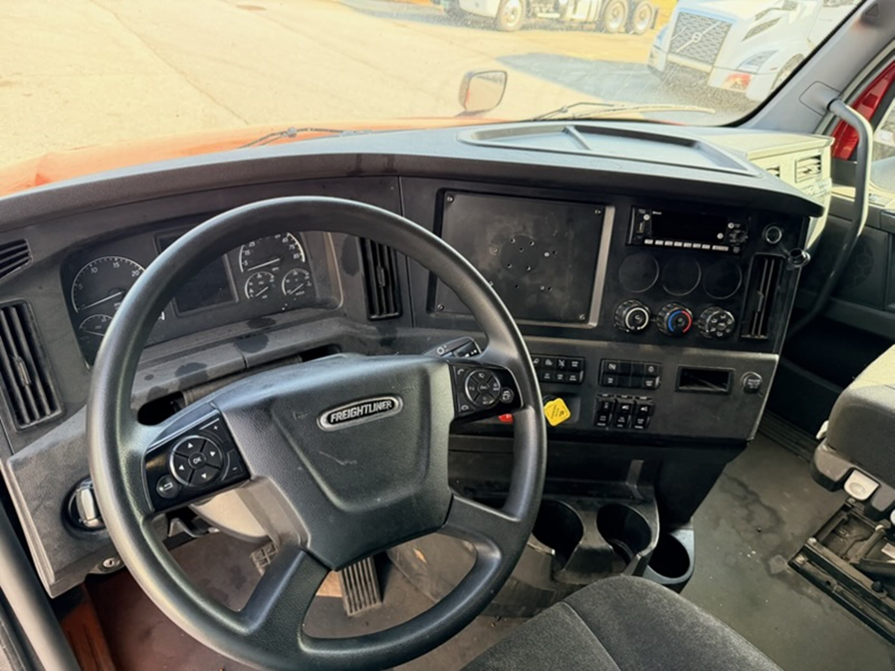 2023 Freightliner Cascadia — photo 8