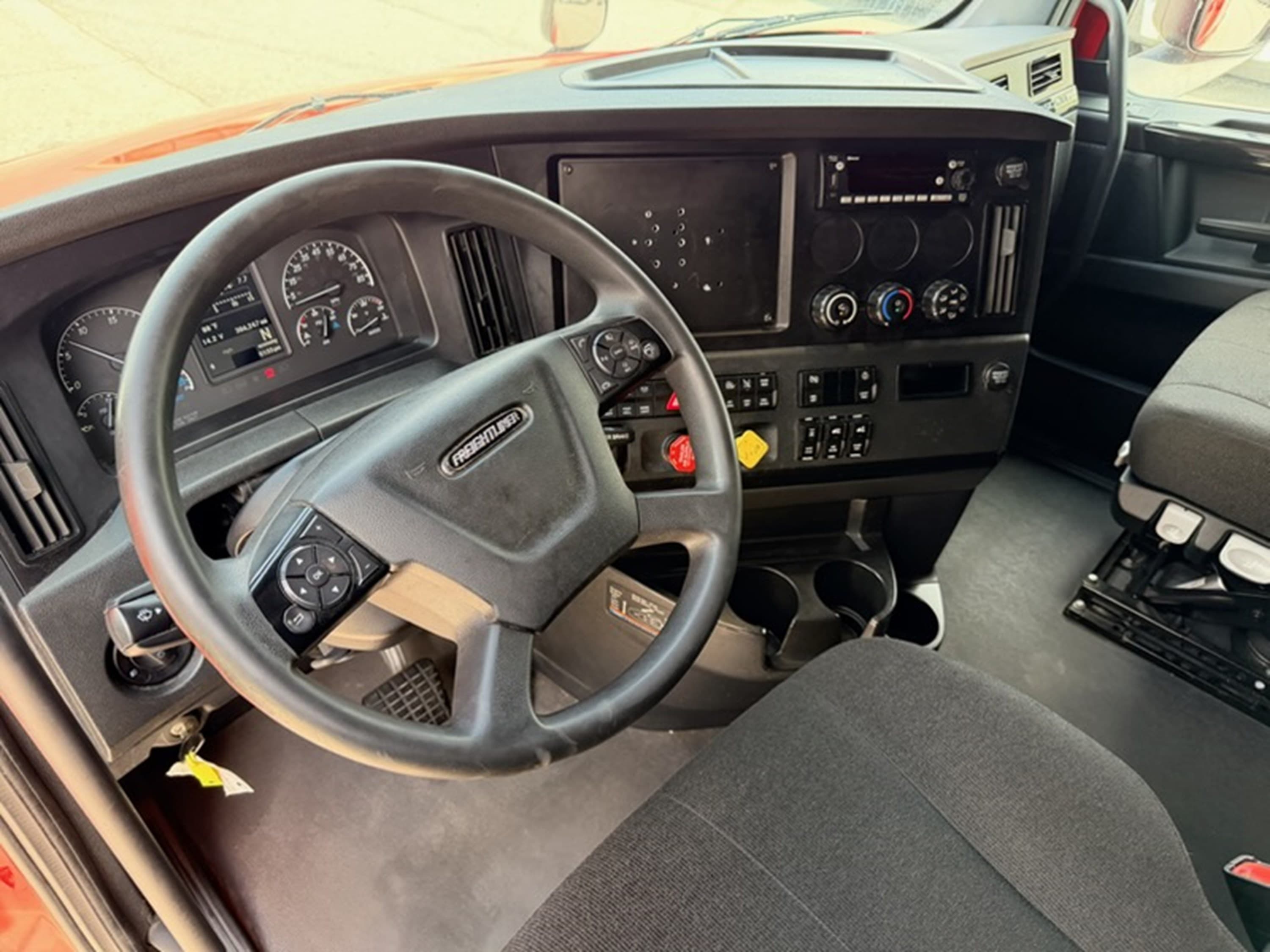 2023 Freightliner Cascadia — photo 8