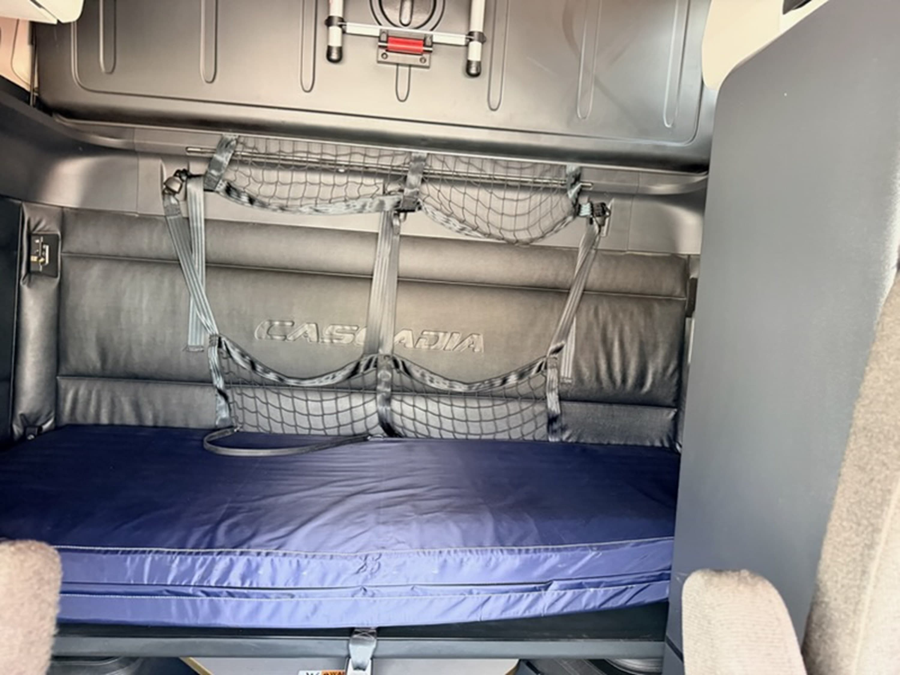 2023 Freightliner Cascadia — photo 9