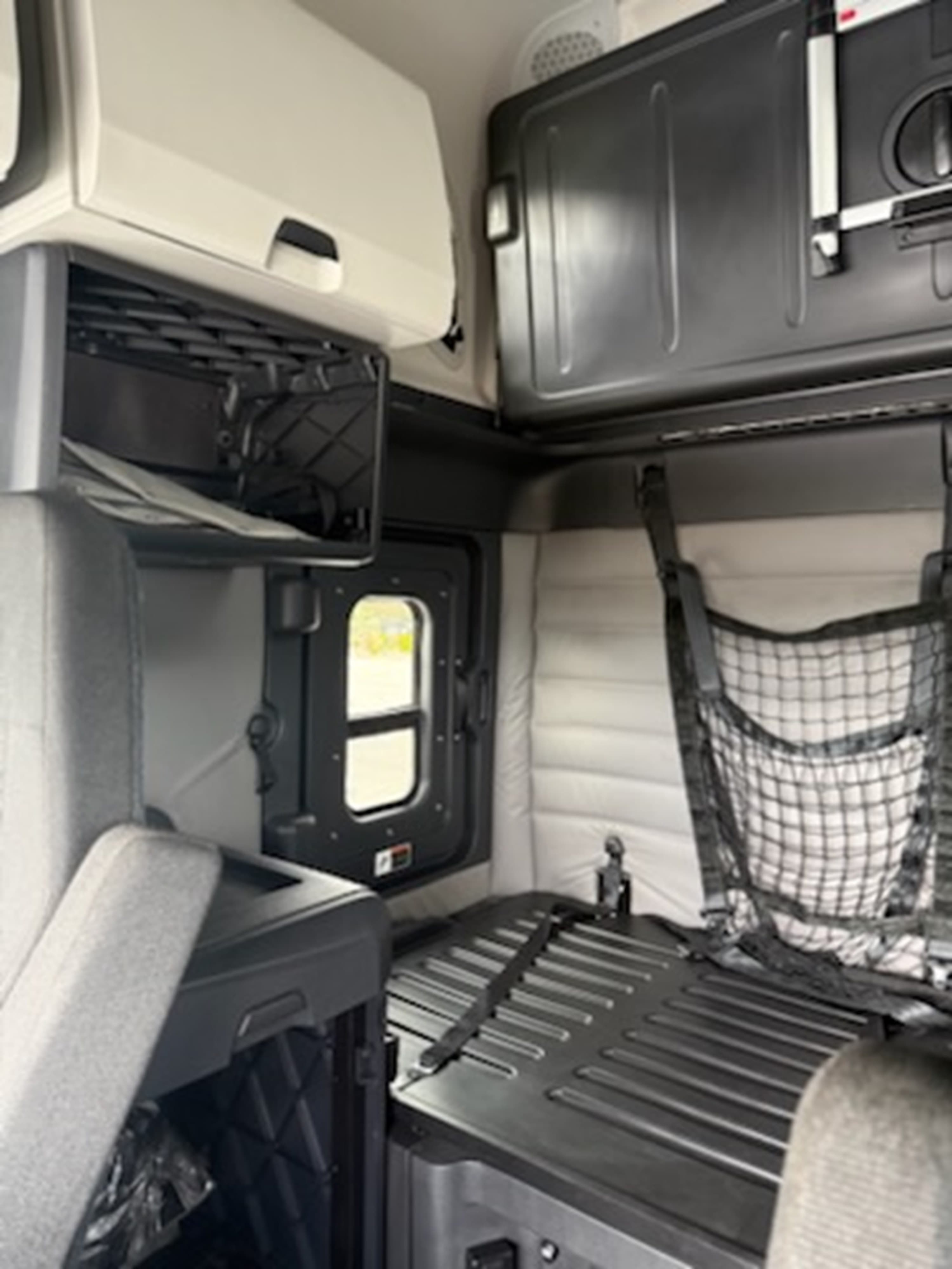 2020 Freightliner Cascadia — photo 9