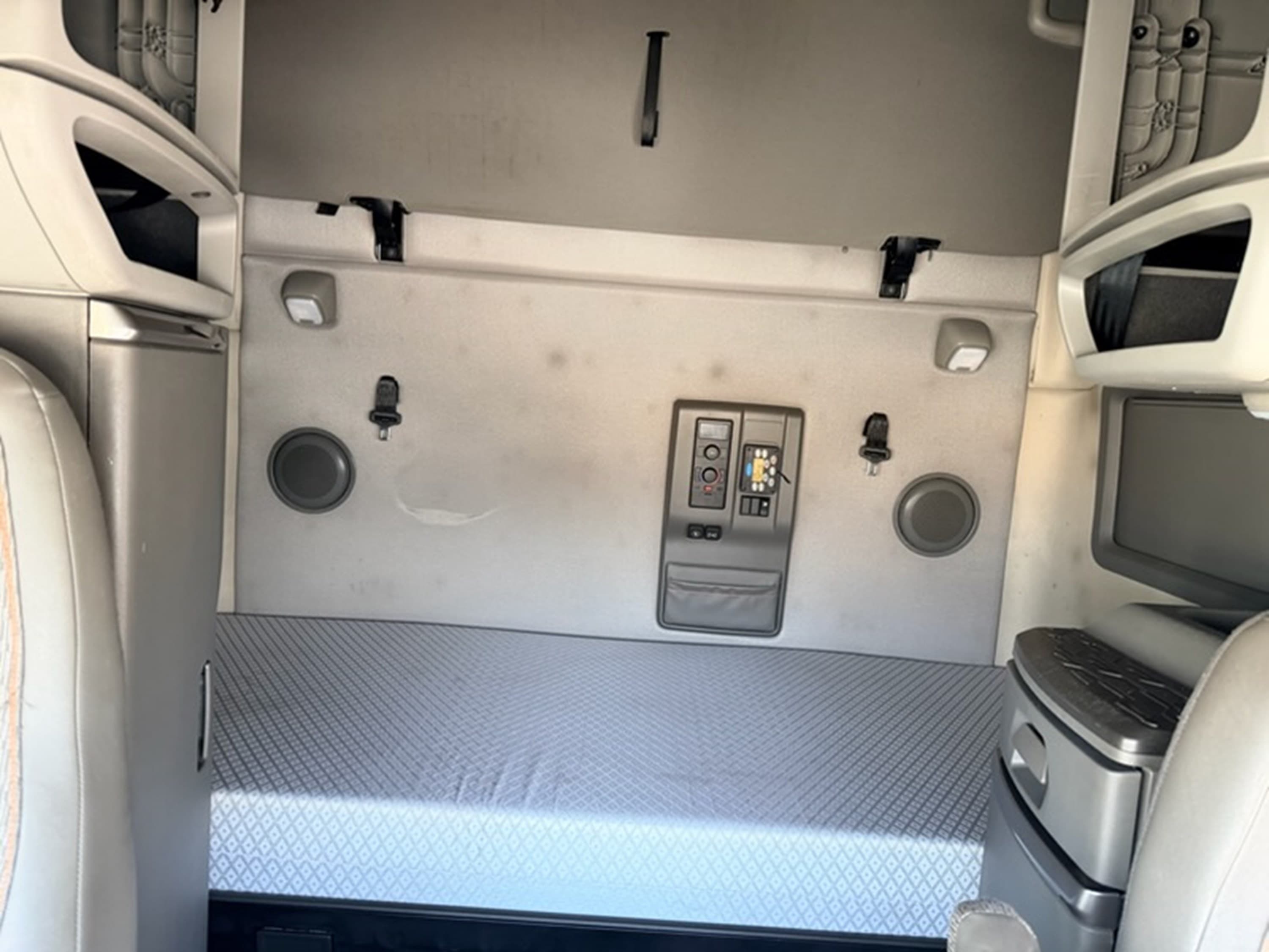 2022 Volvo VNL 760 — photo 9