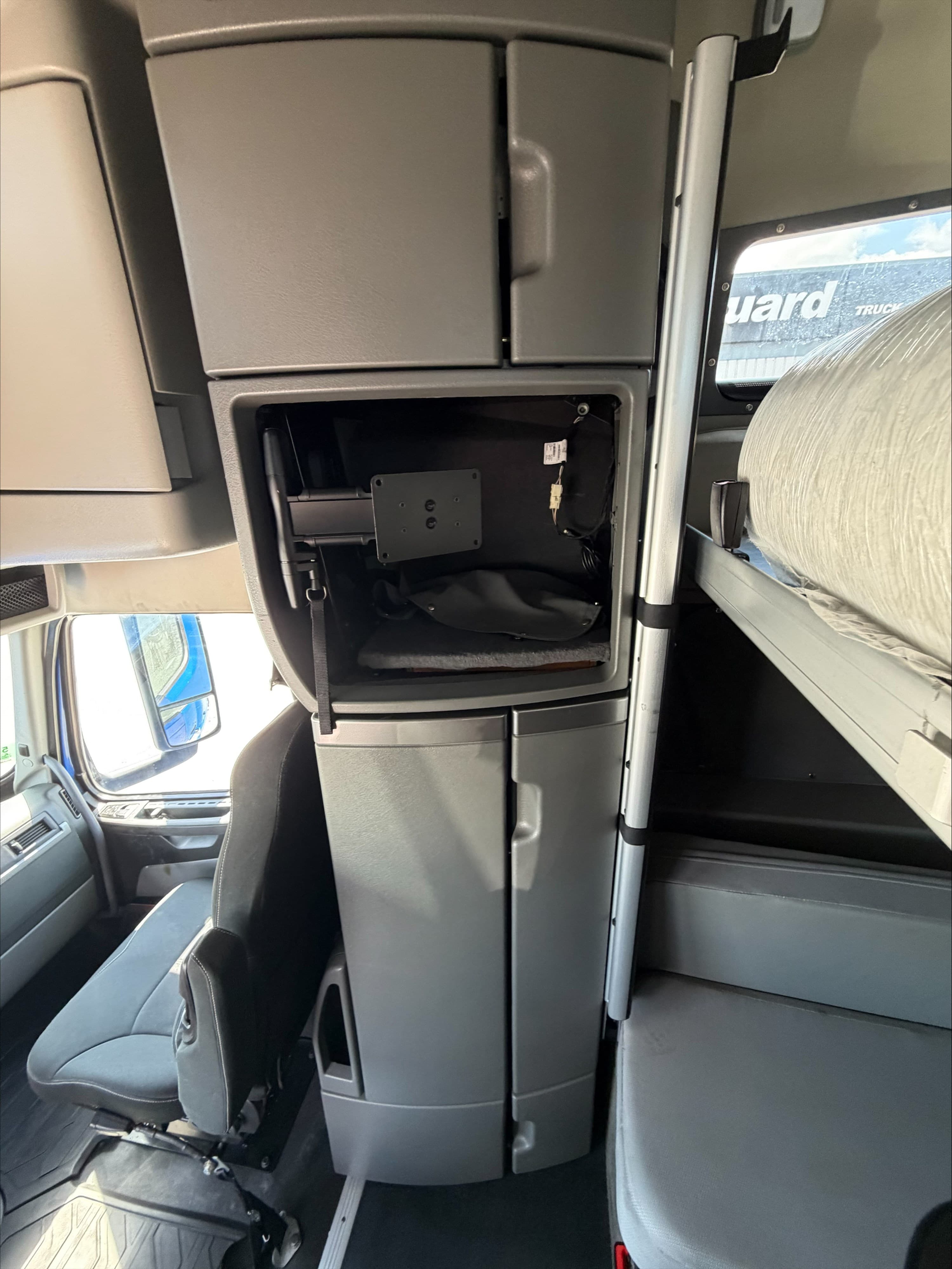 2020 Volvo VNL 860 — photo 13