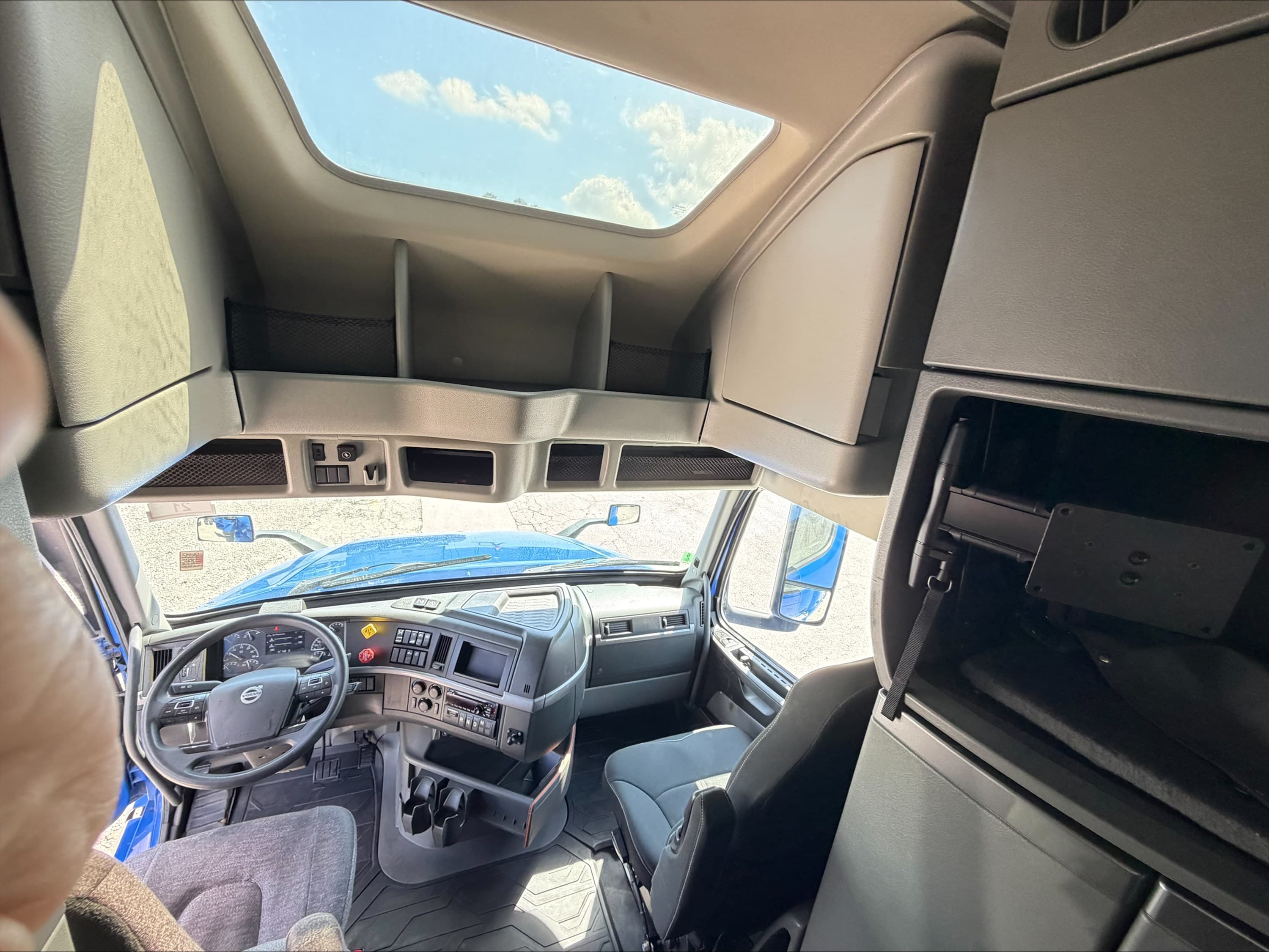 2020 Volvo VNL 860 — photo 16