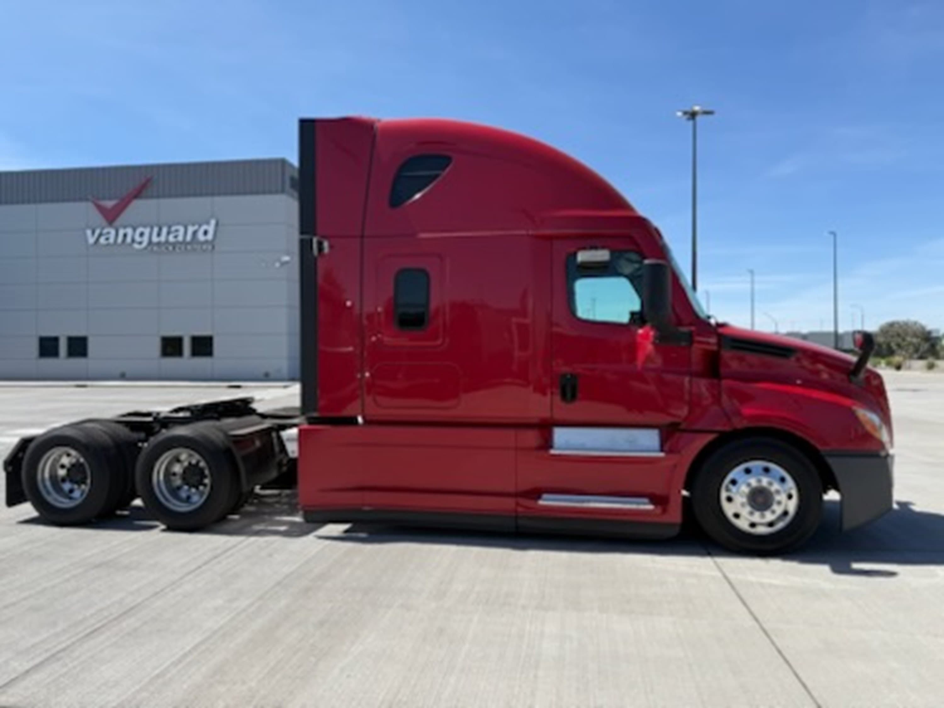 2021 Freightliner Cascadia — photo 2