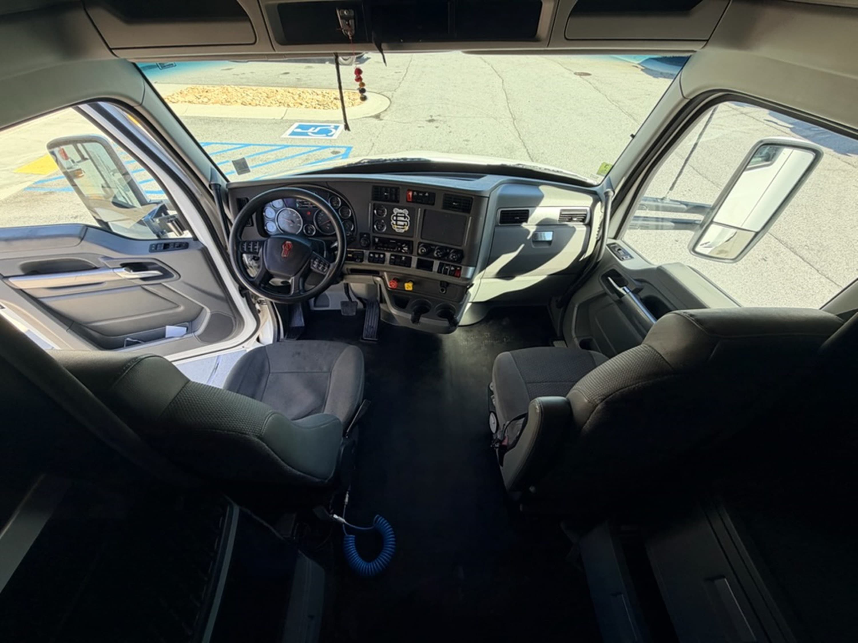 2019 Kenworth T680 — photo 12