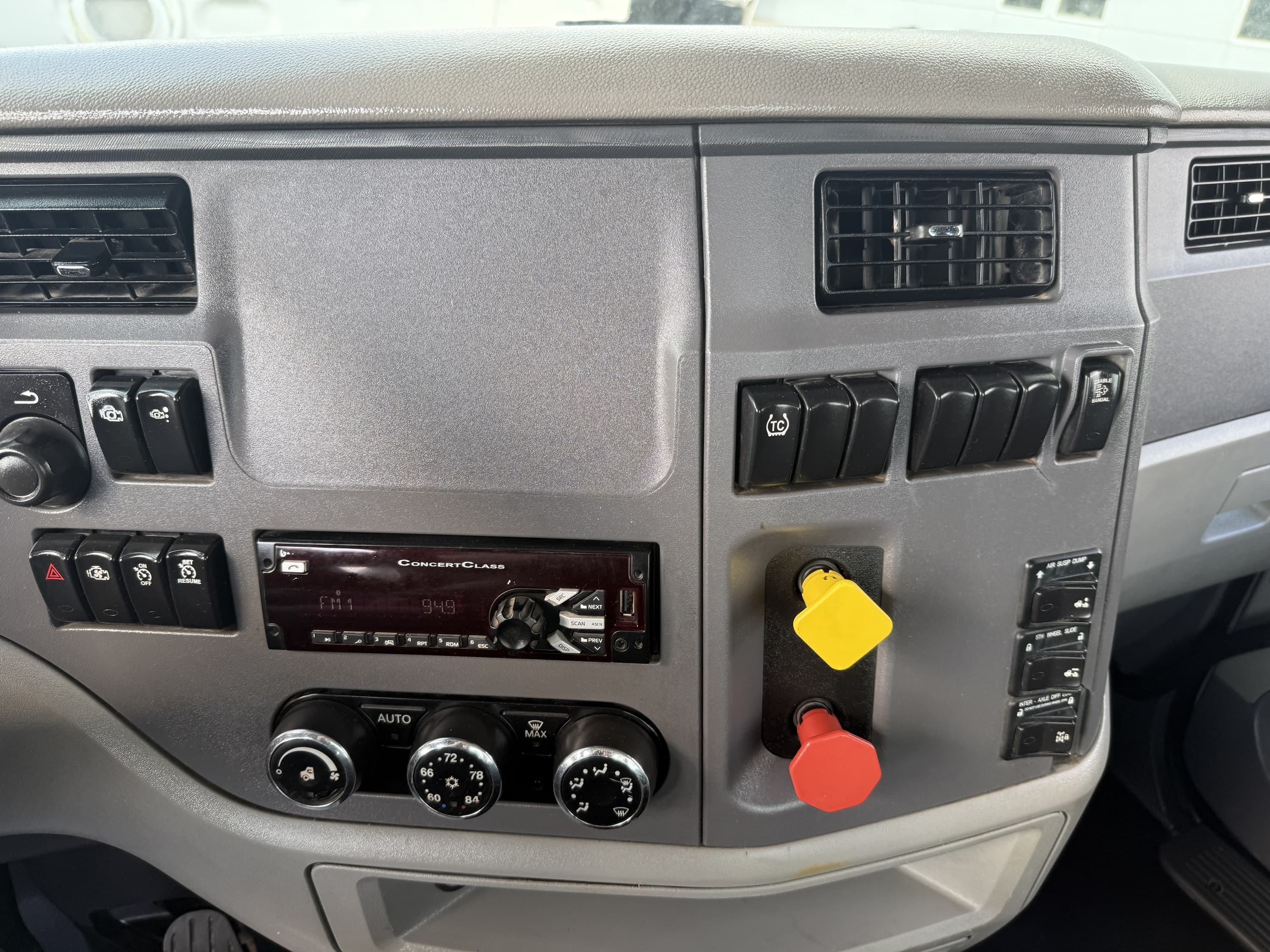 2017 Peterbilt 579 — photo 13