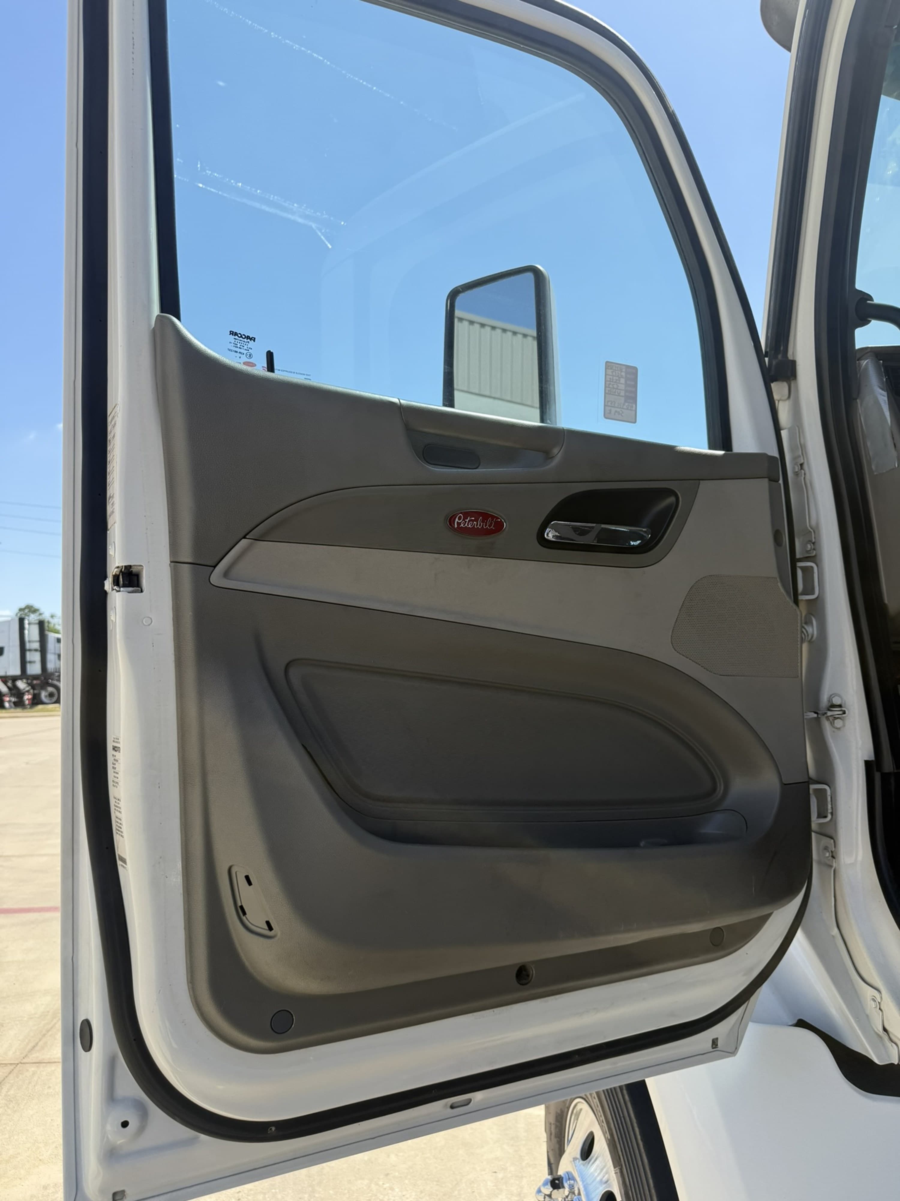 2017 Peterbilt 579 — photo 11