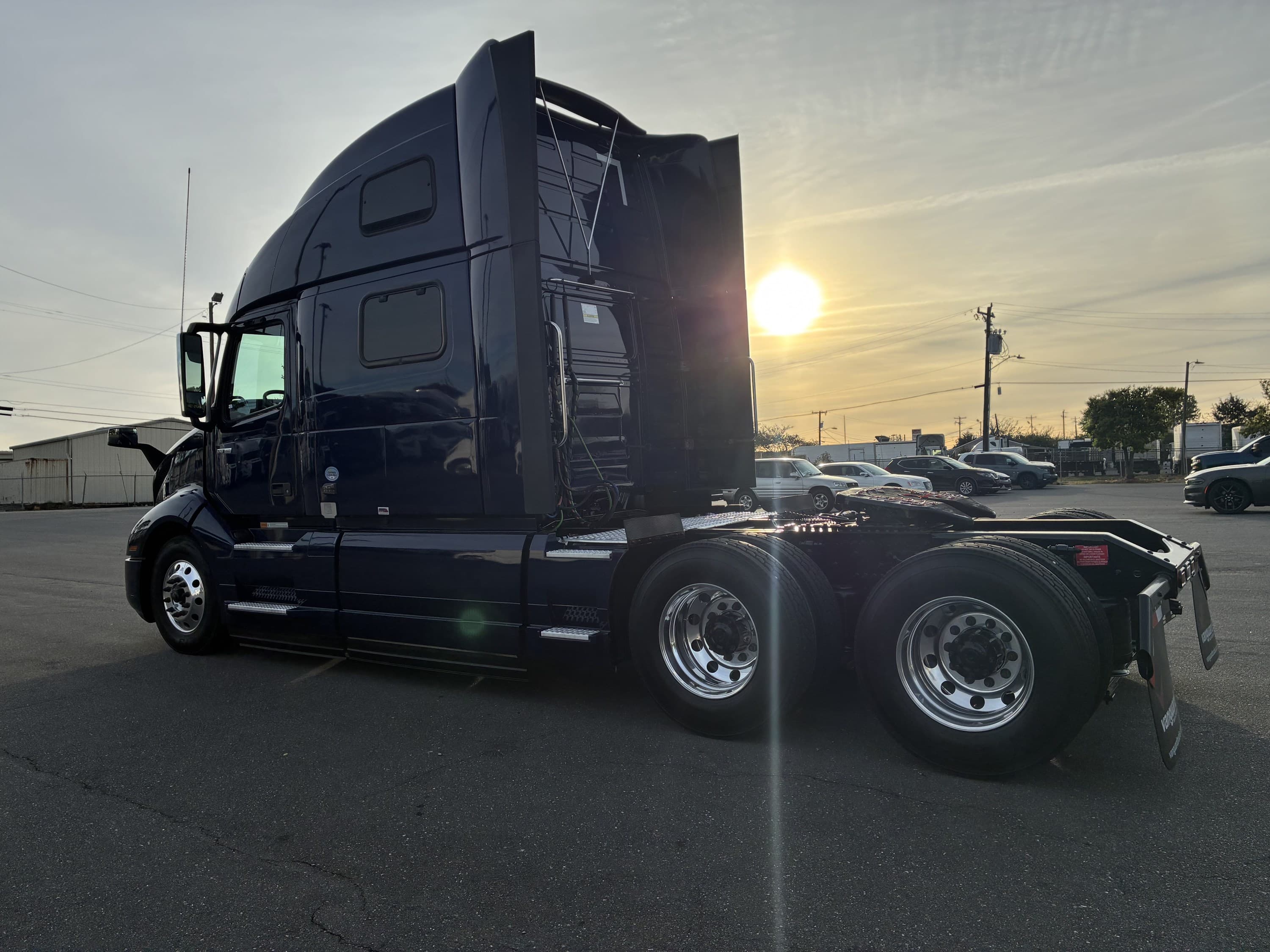 2025 Volvo VNL 860 — photo 4