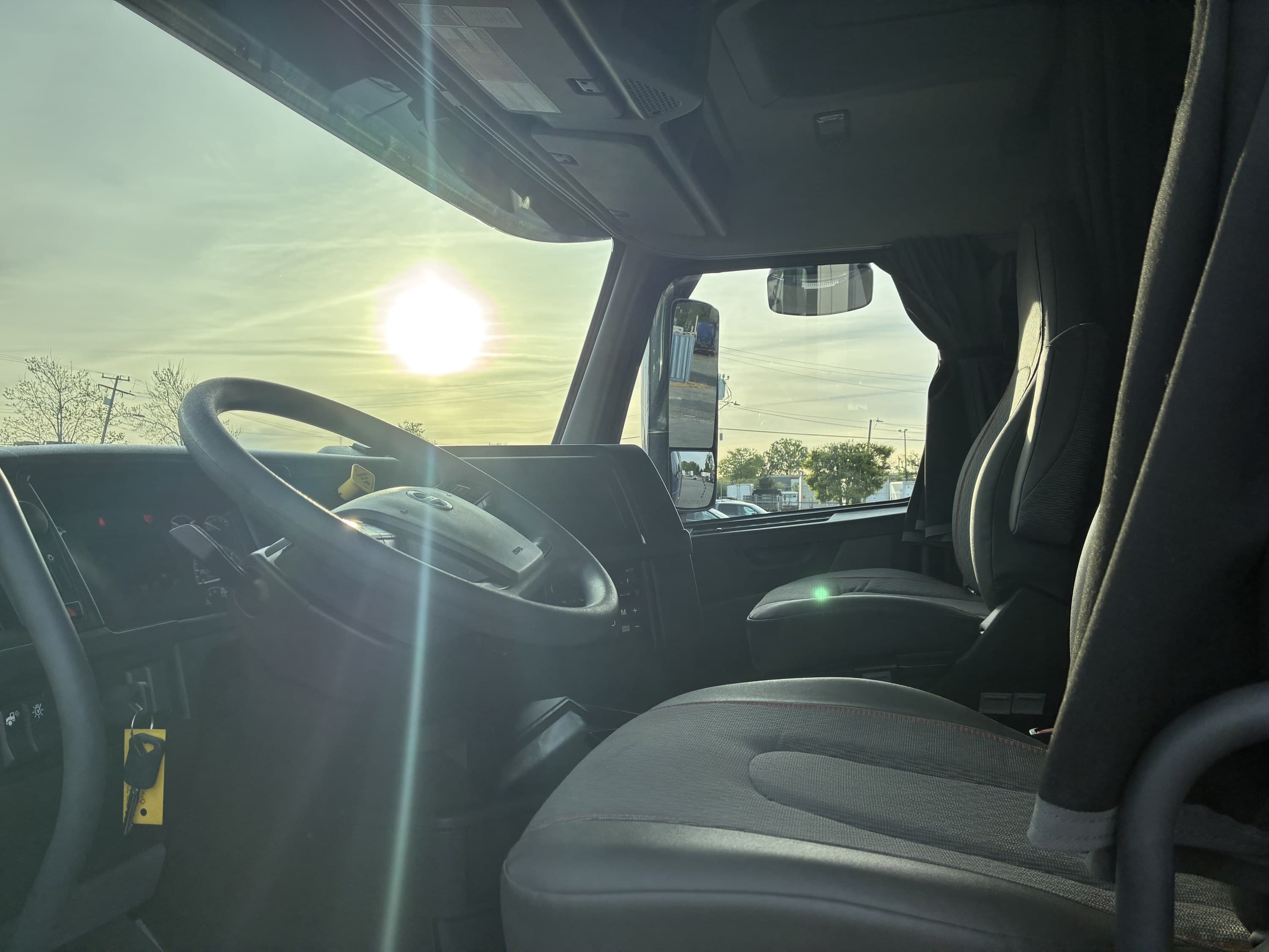 2025 Volvo VNL 860 — photo 10