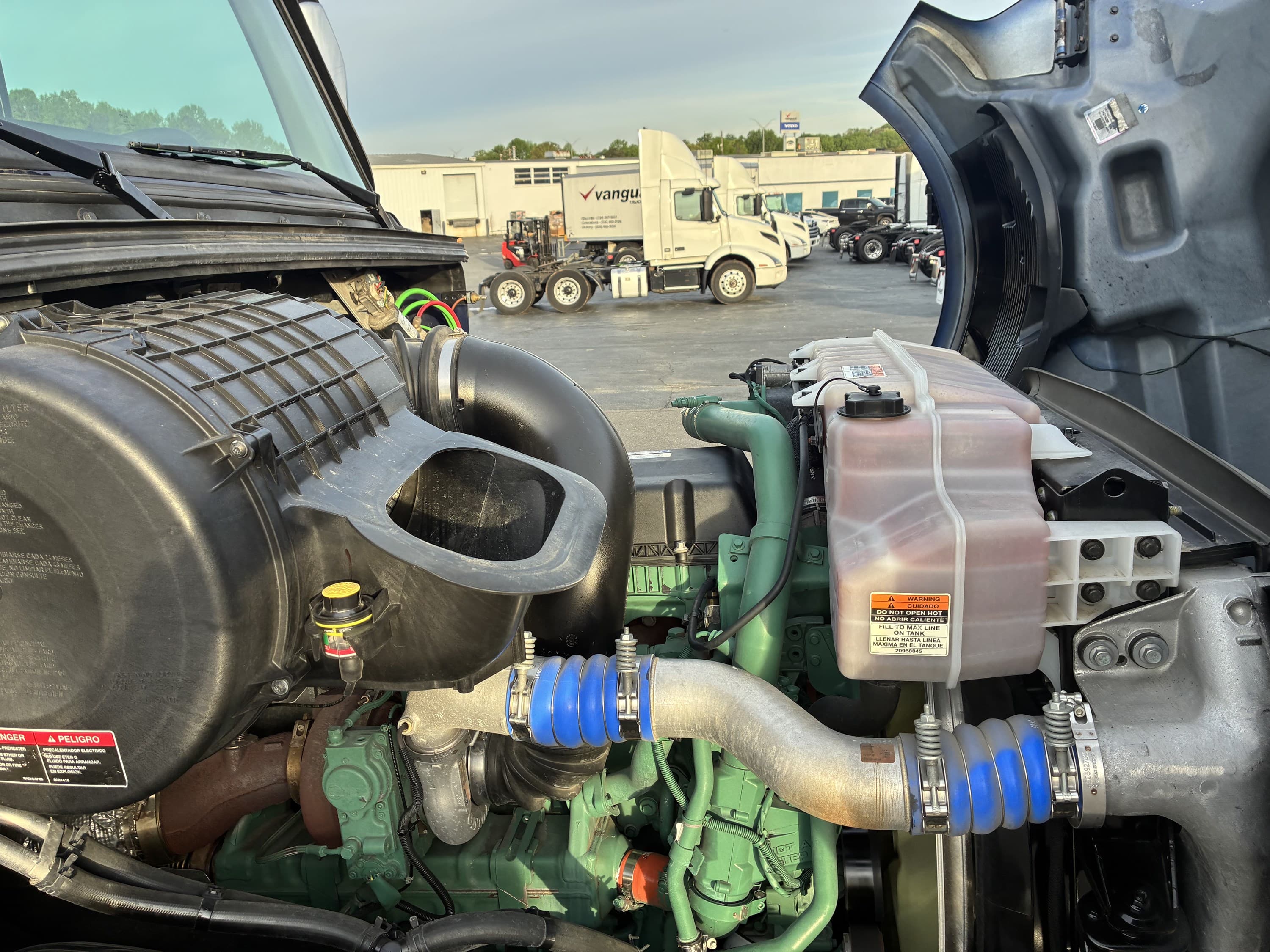 2025 Volvo VNL 860 — photo 18