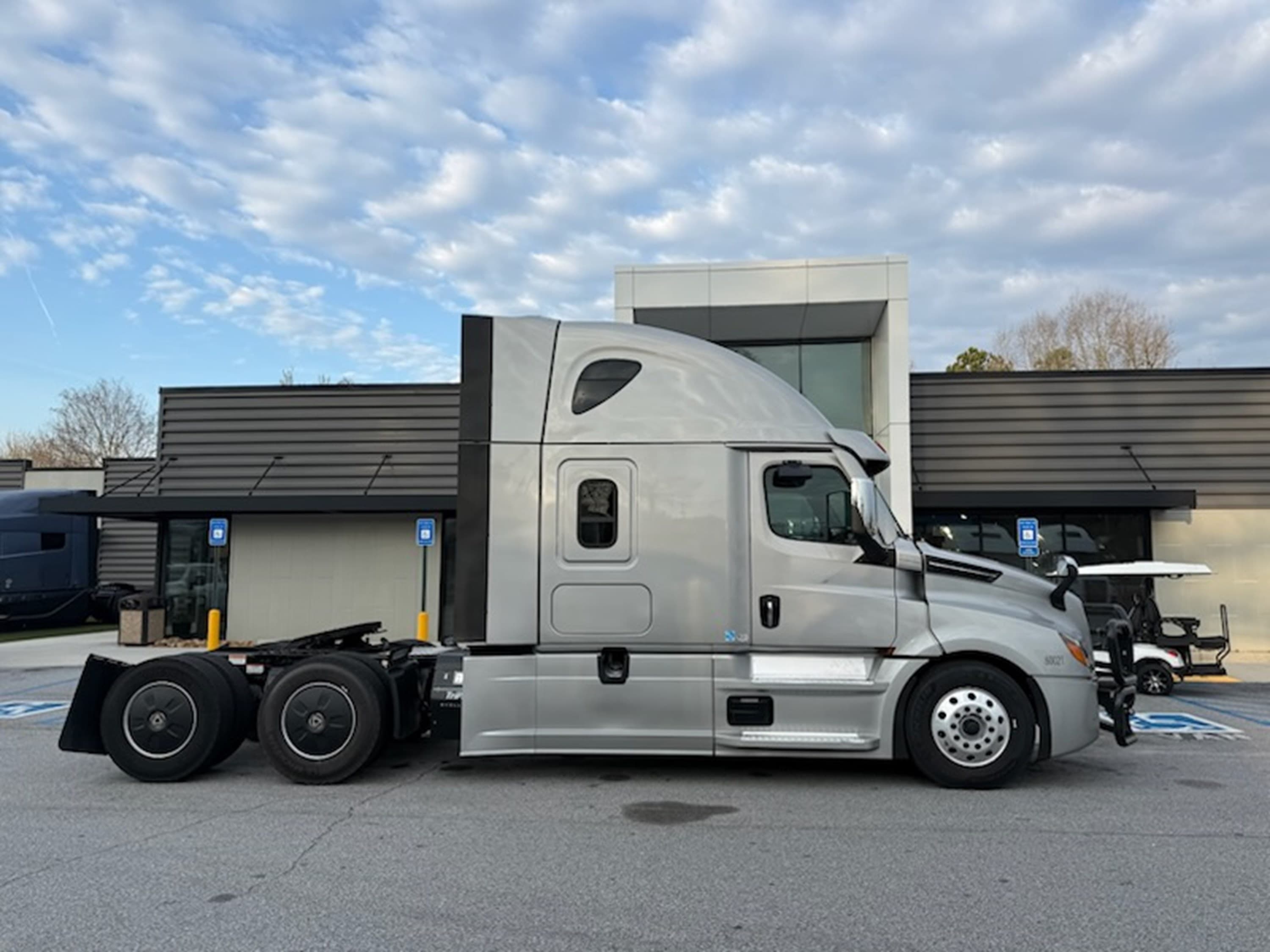2024 Freightliner Cascadia — photo 2