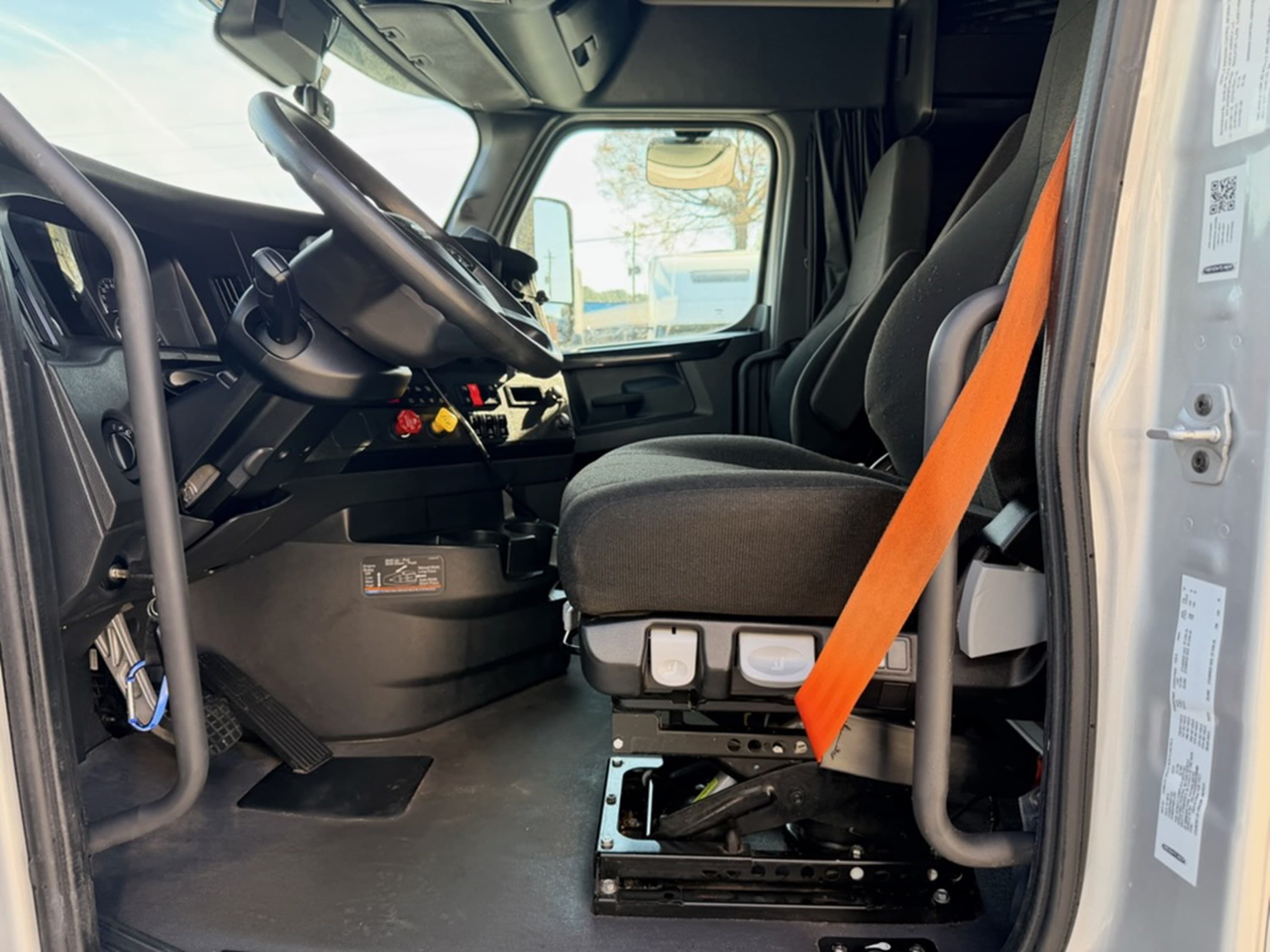 2024 Freightliner Cascadia — photo 9