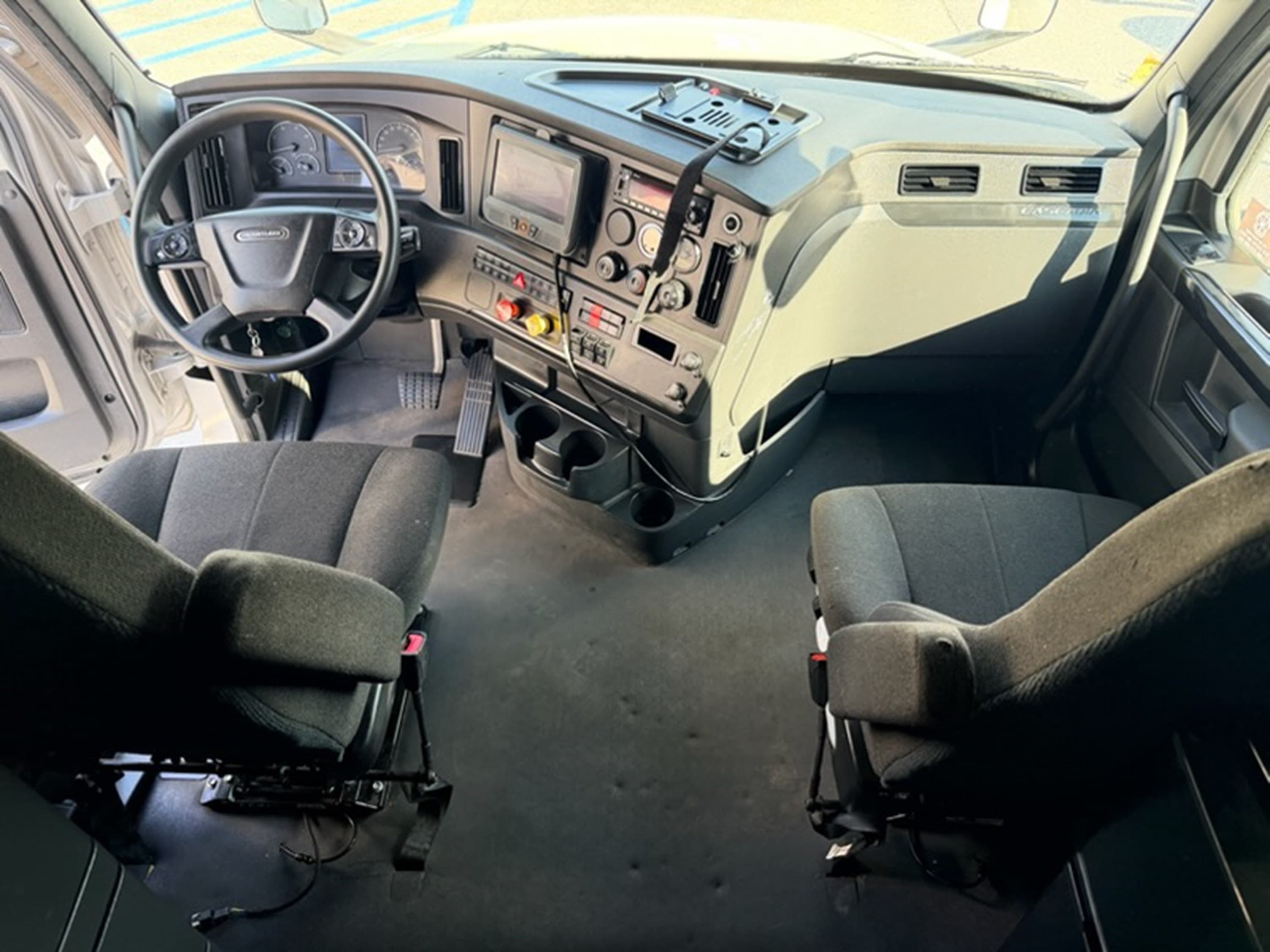 2024 Freightliner Cascadia — photo 13