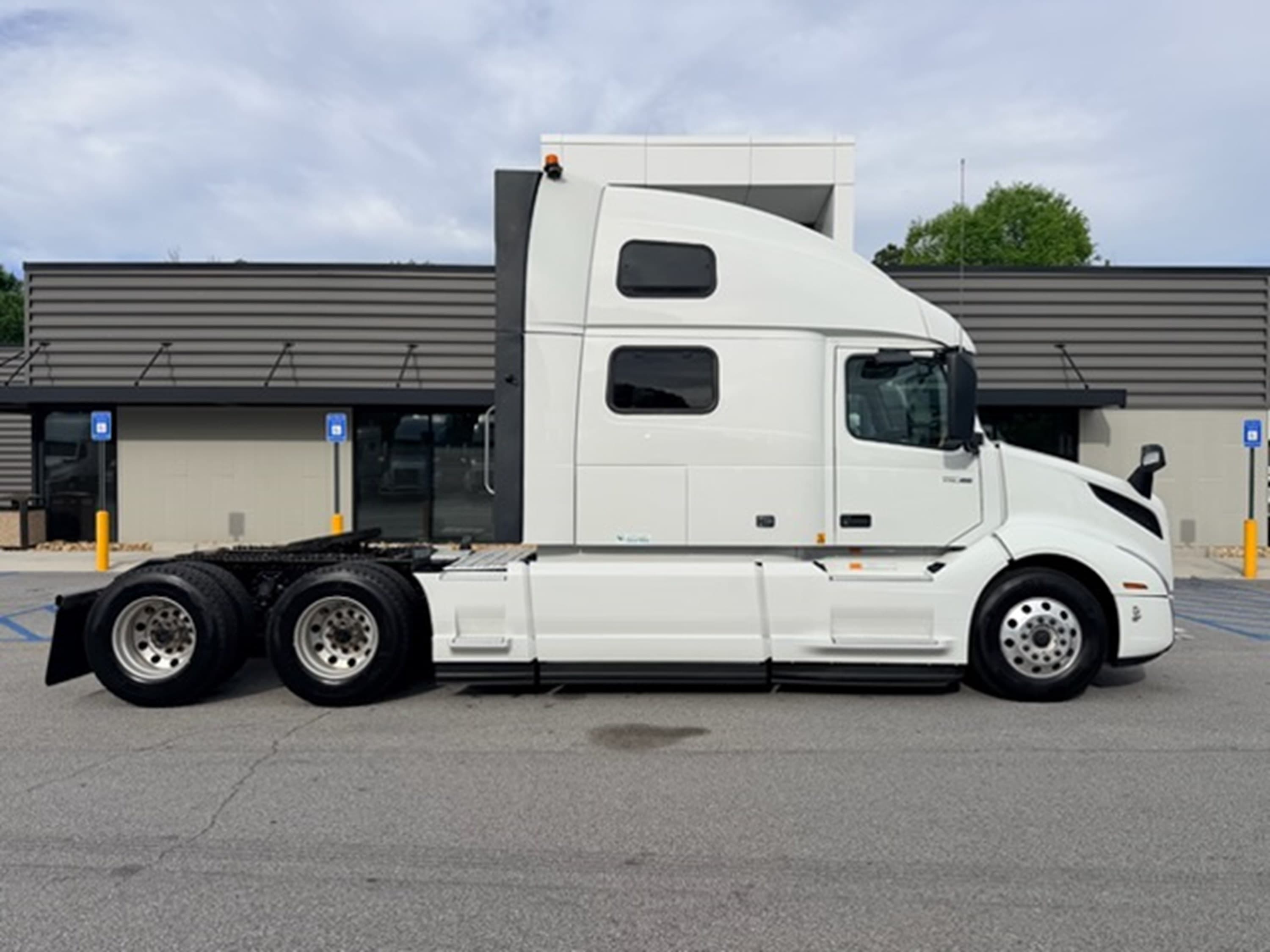 2024 Volvo VNL 860 — photo 2