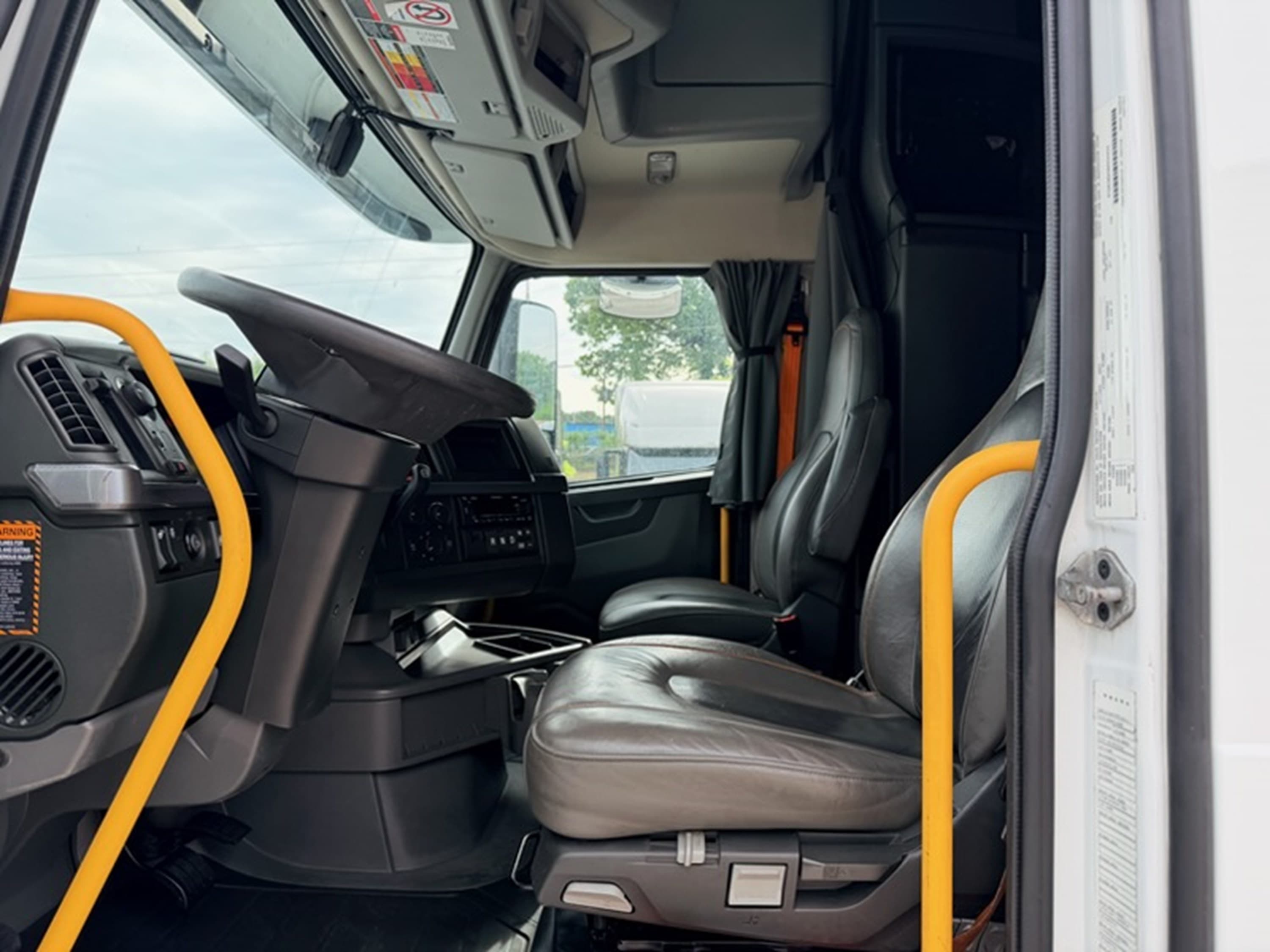 2024 Volvo VNL 860 — photo 8