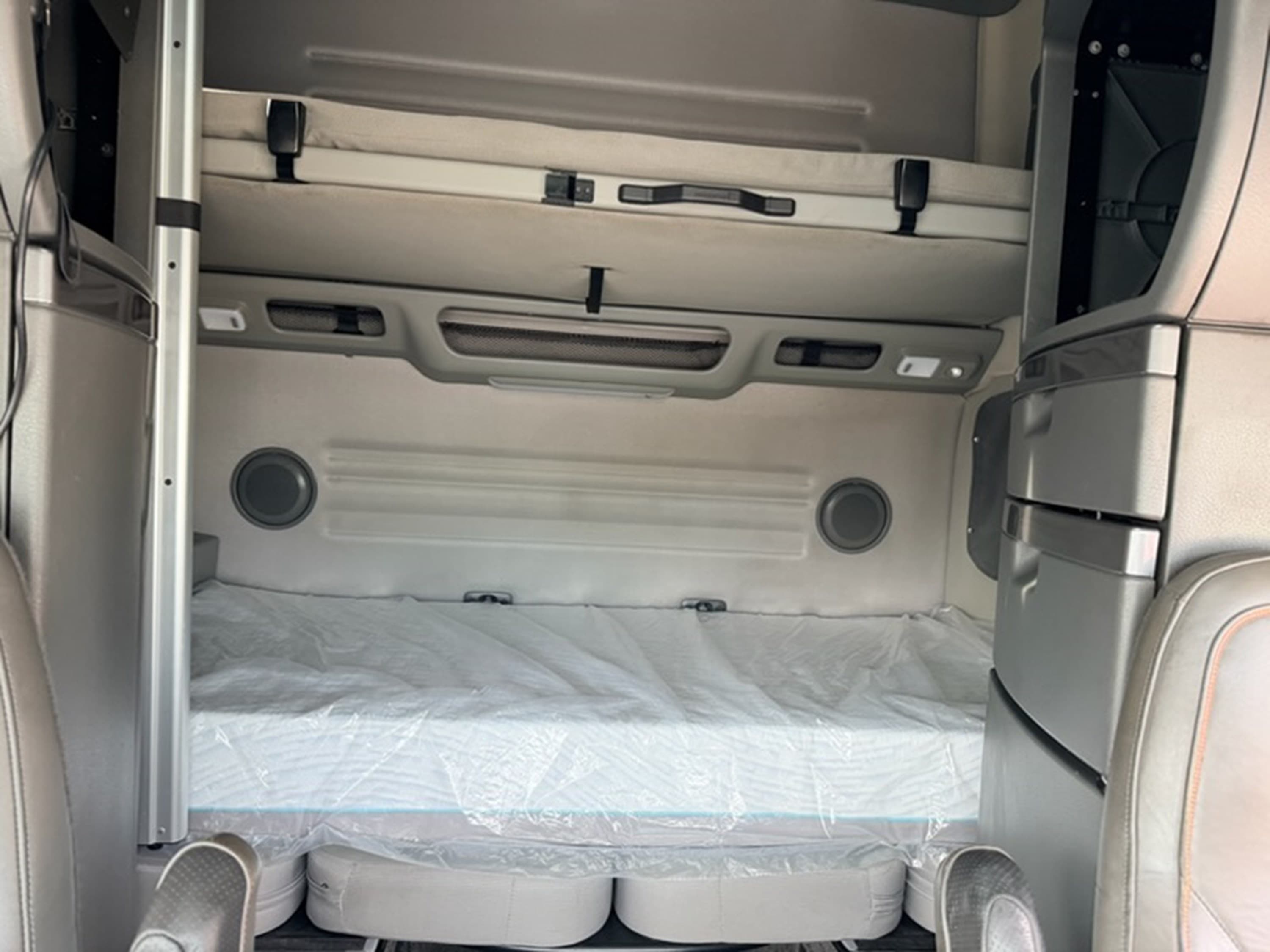 2024 Volvo VNL 860 — photo 10