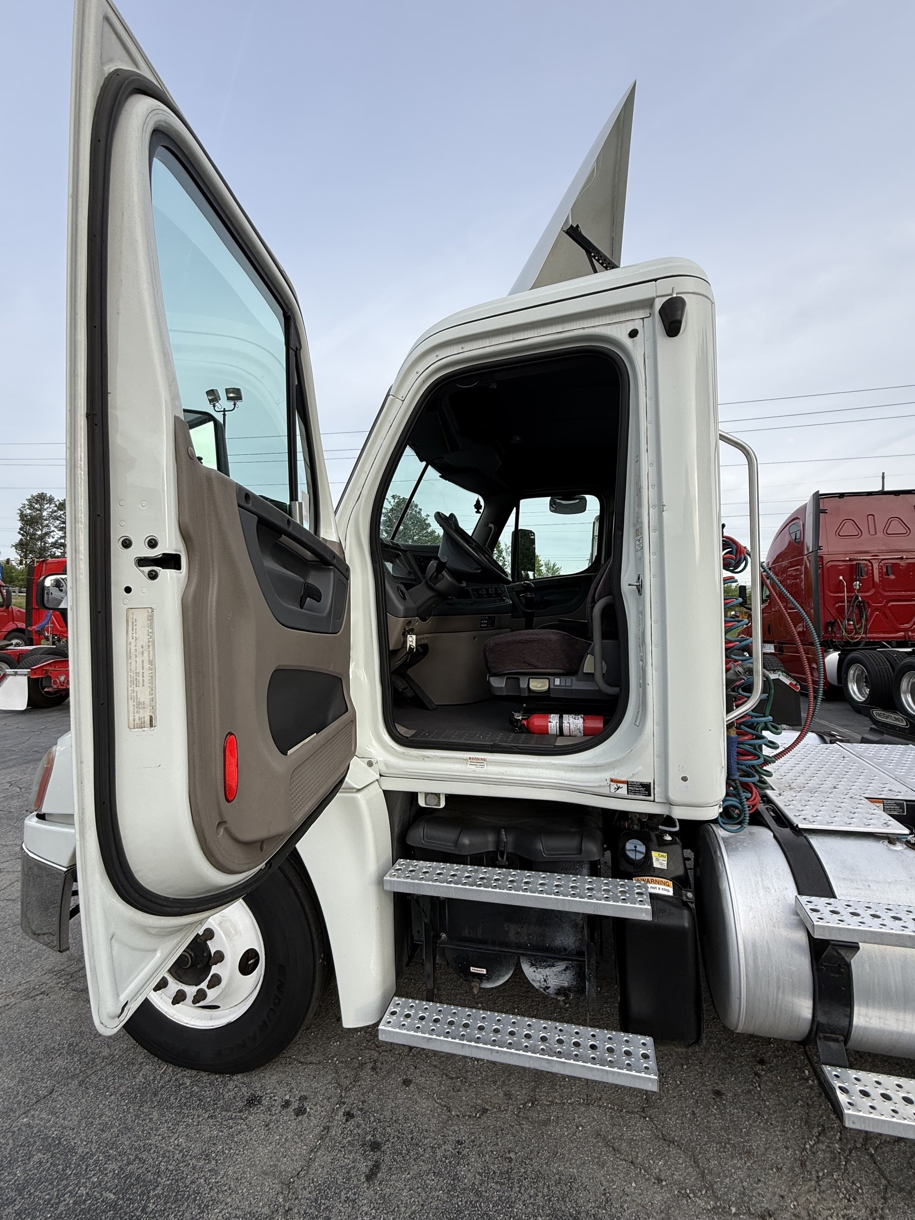 2015 Freightliner Cascadia — photo 7