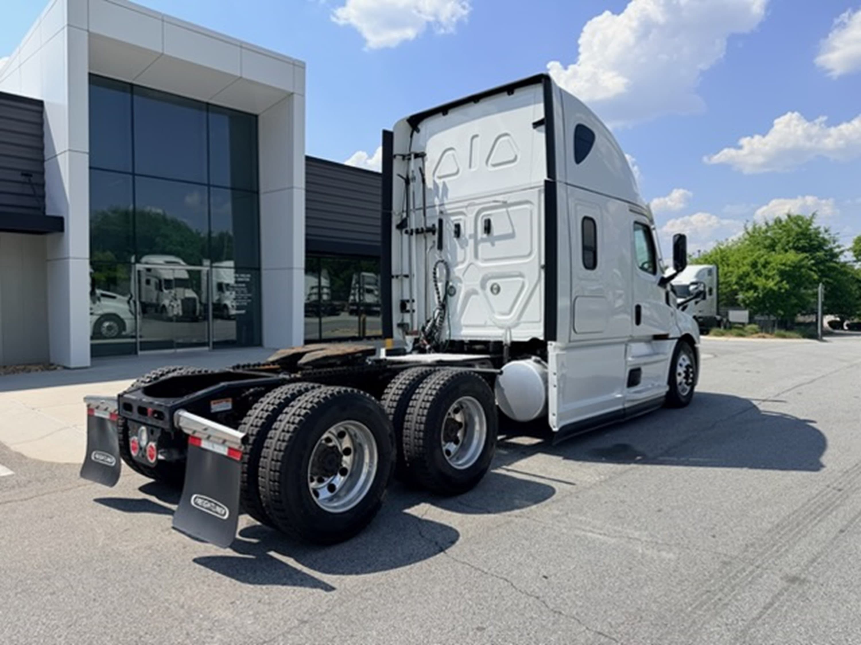 2023 Freightliner Cascadia — photo 3