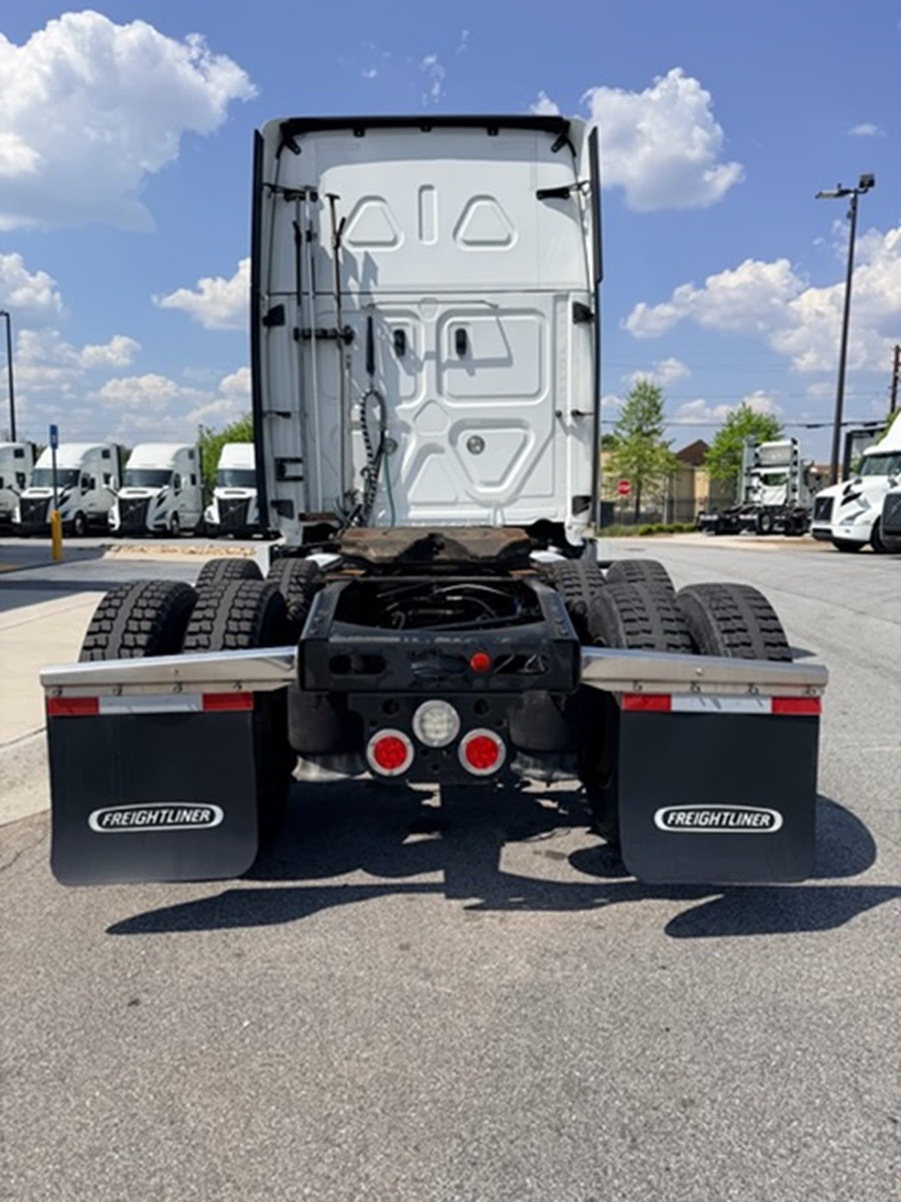 2023 Freightliner Cascadia — photo 4