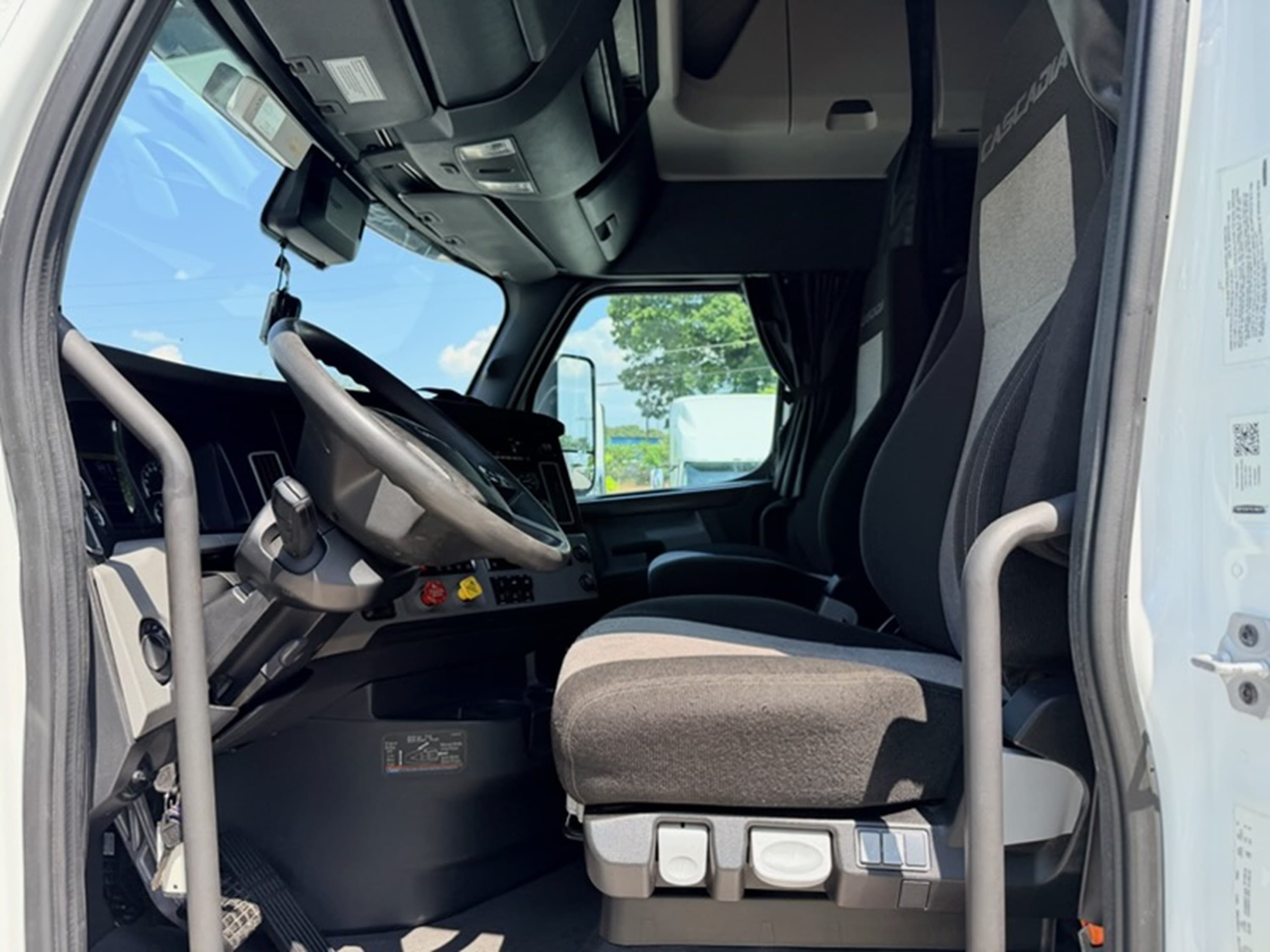 2023 Freightliner Cascadia — photo 7