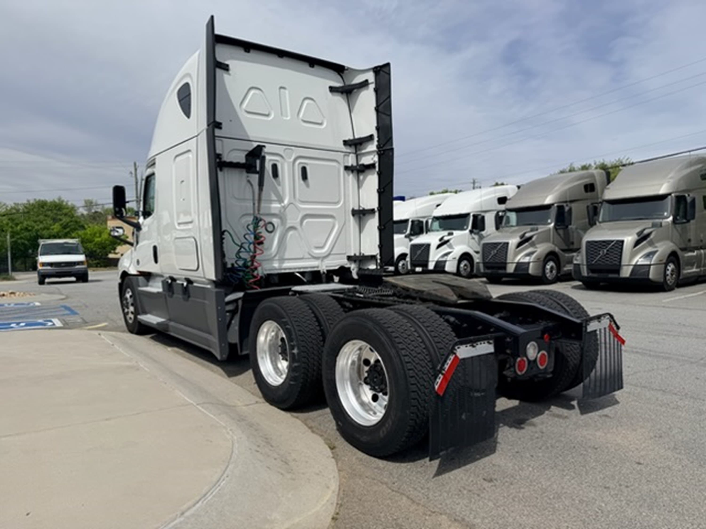2024 Freightliner Cascadia — photo 5