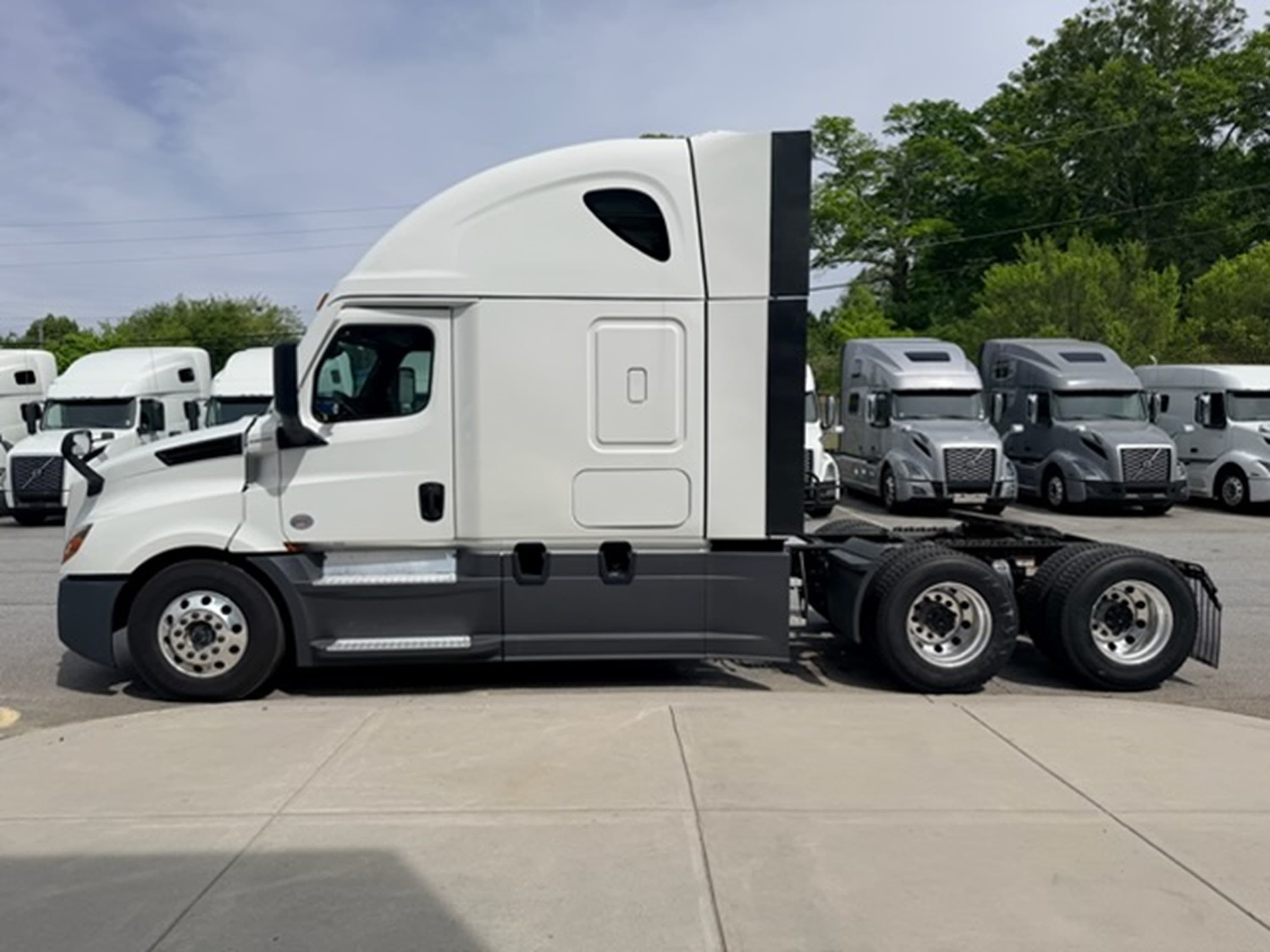 2024 Freightliner Cascadia — photo 6
