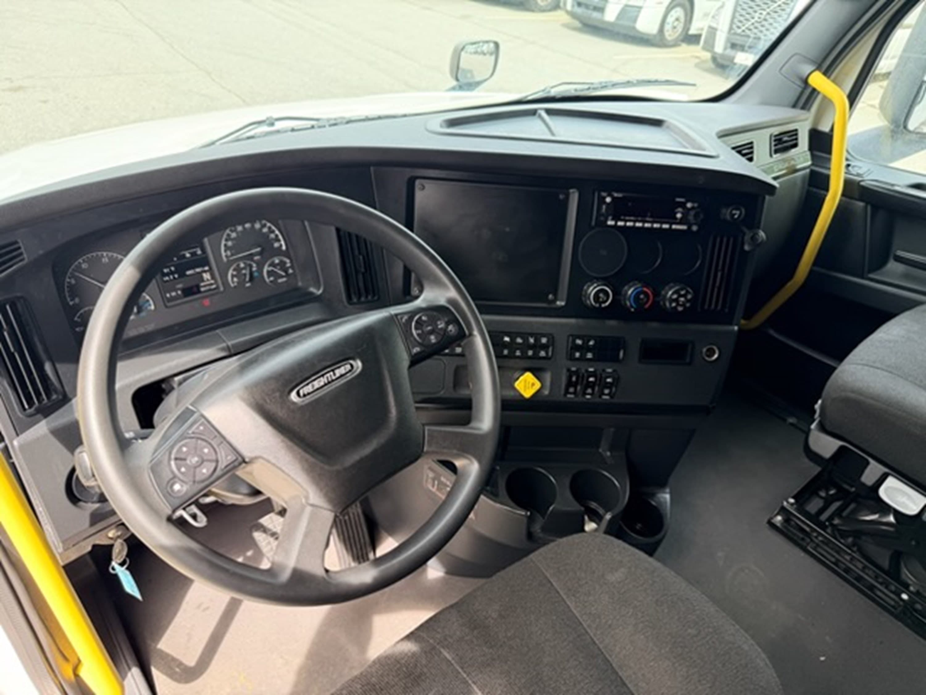 2024 Freightliner Cascadia — photo 11