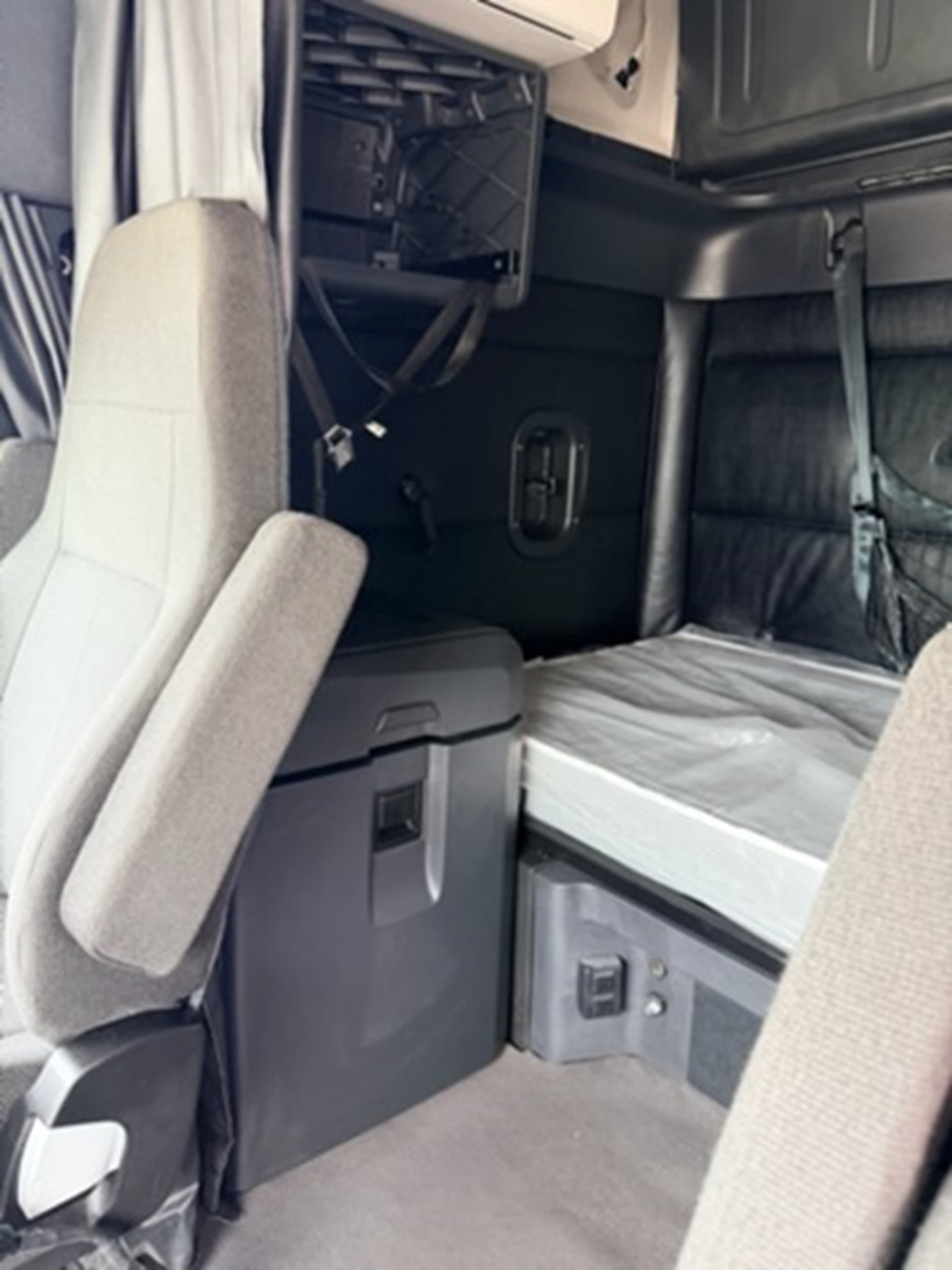 2024 Freightliner Cascadia — photo 15