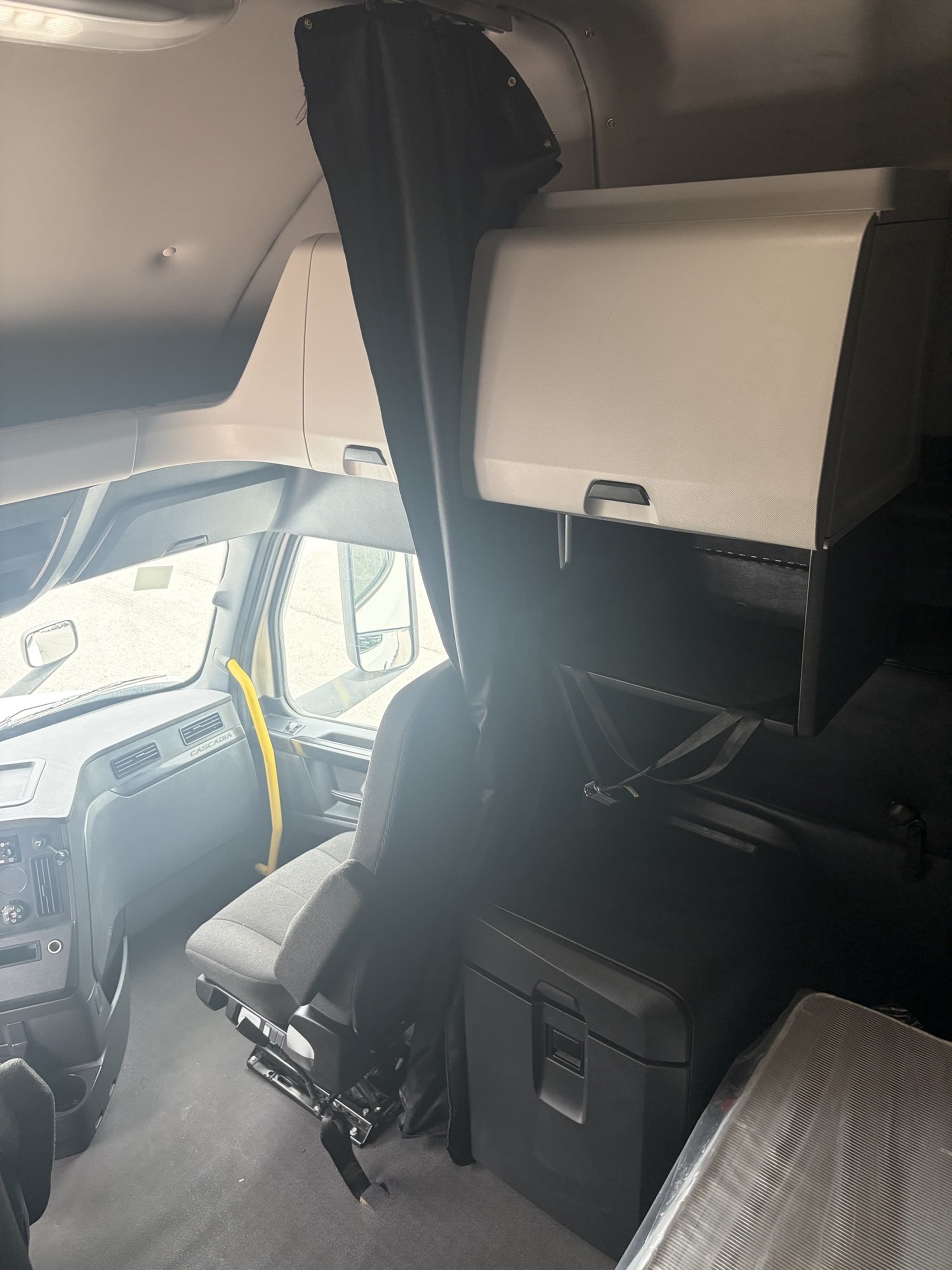 2024 Freightliner Cascadia — photo 16