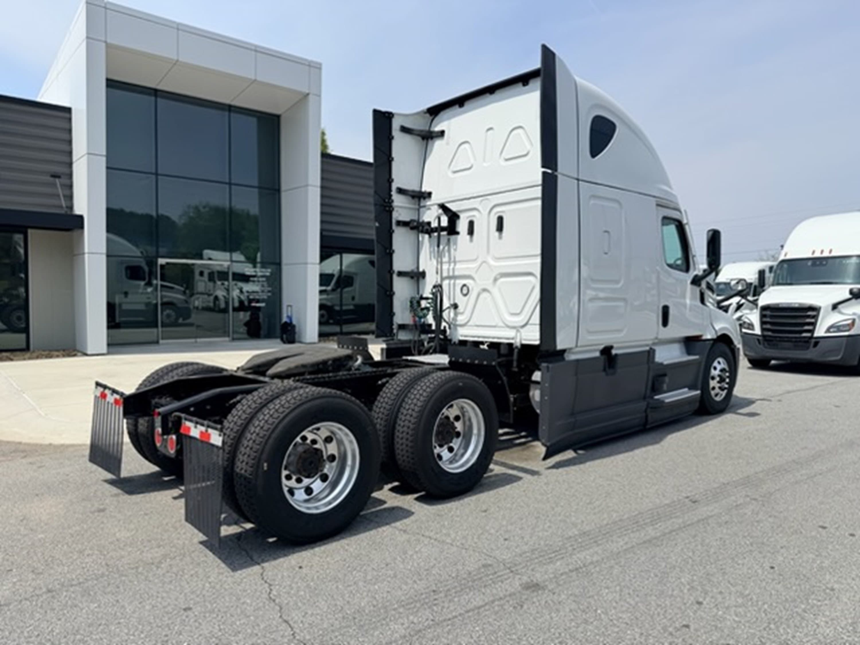 2024 Freightliner Cascadia — photo 3