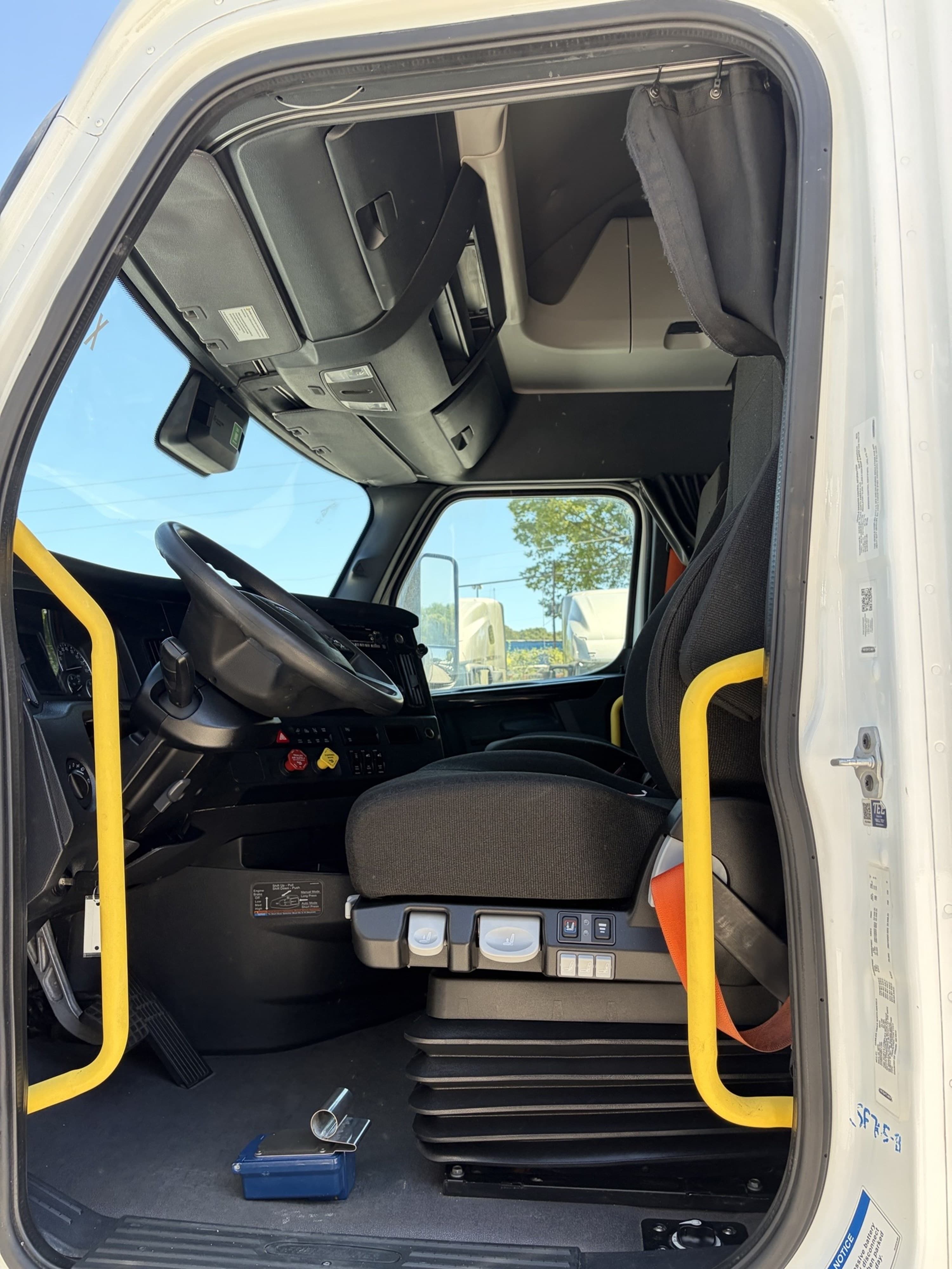 2024 Freightliner Cascadia — photo 7