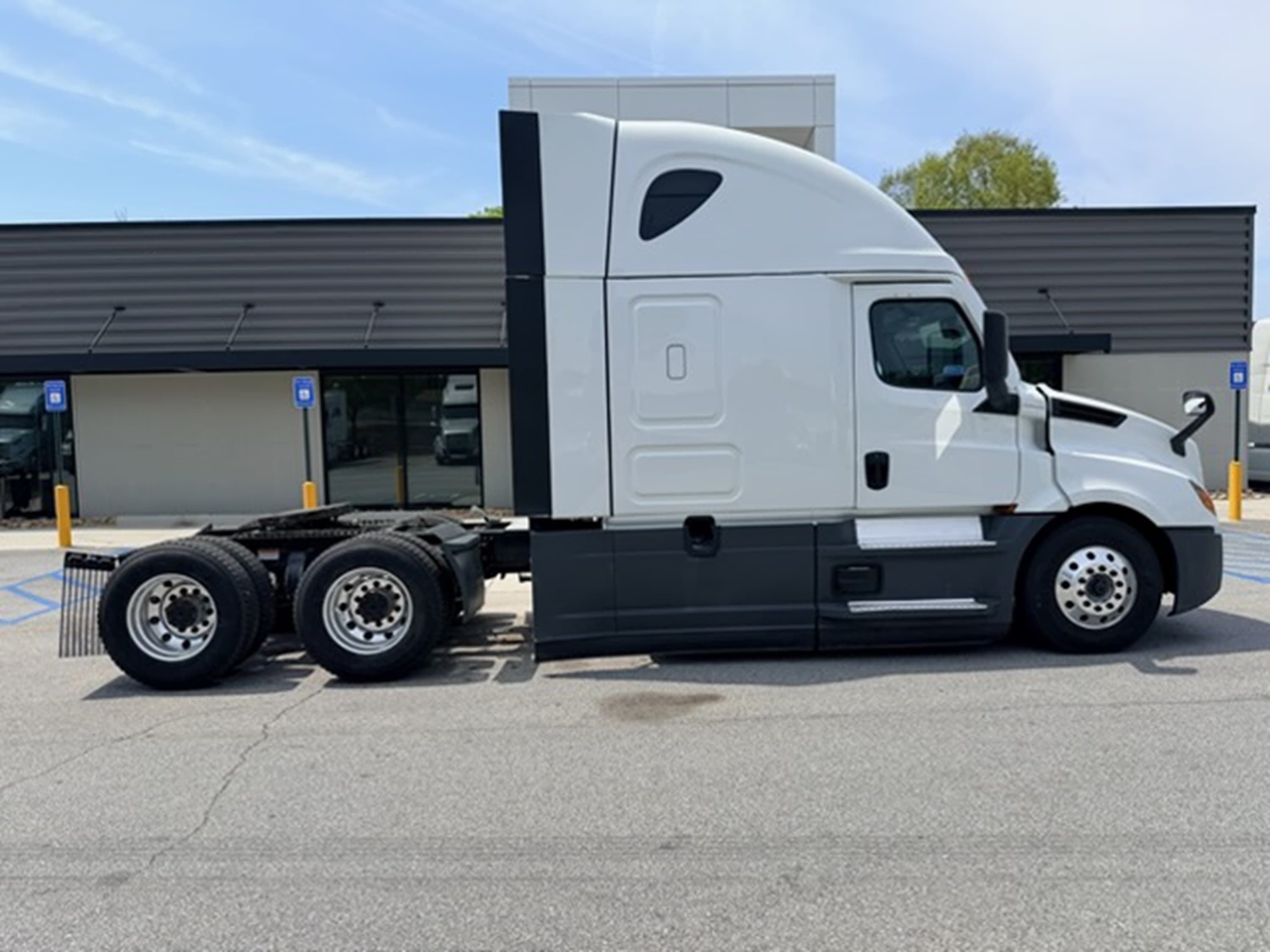 2024 Freightliner Cascadia — photo 2