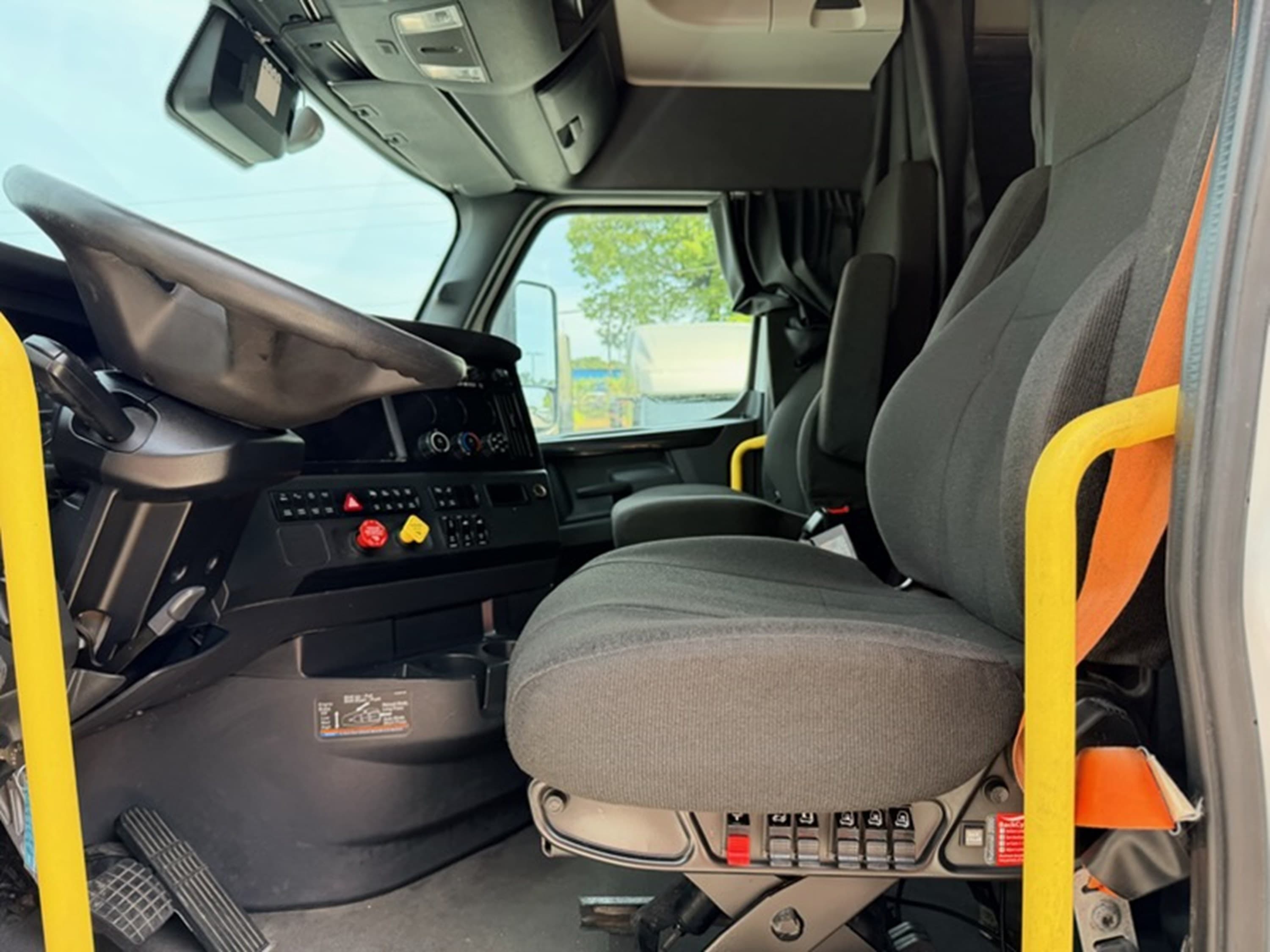 2024 Freightliner Cascadia — photo 7