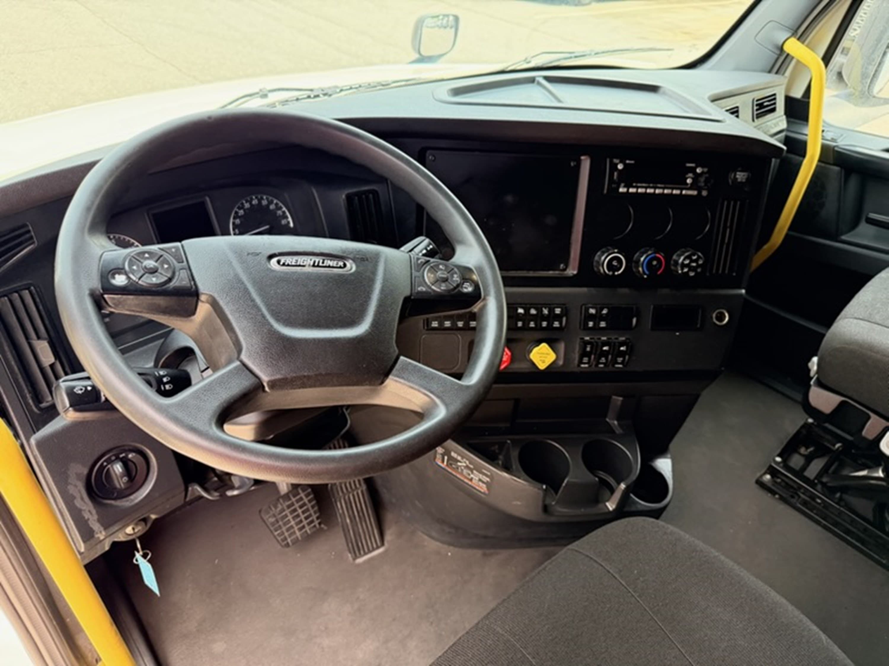2024 Freightliner Cascadia — photo 8