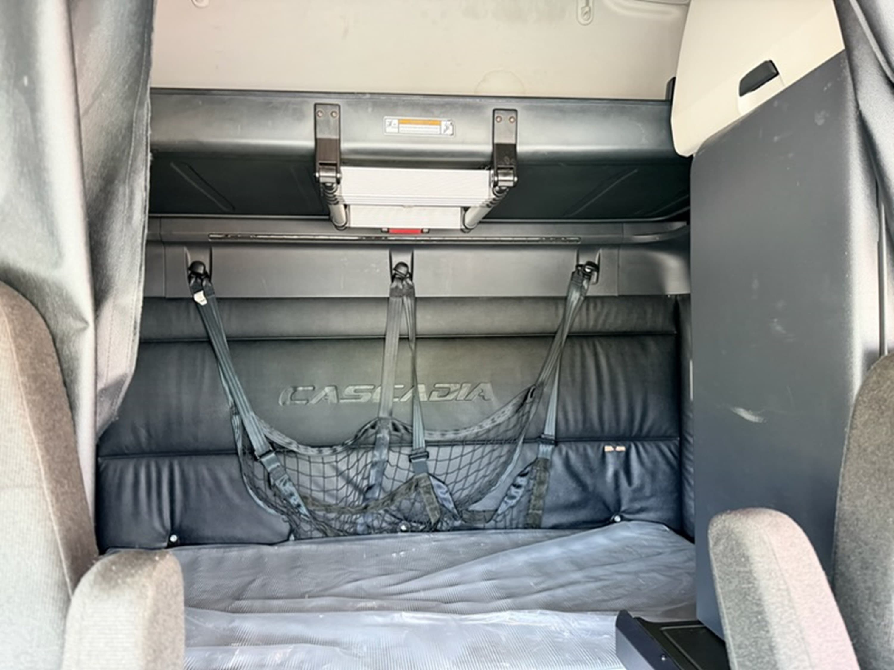 2024 Freightliner Cascadia — photo 9