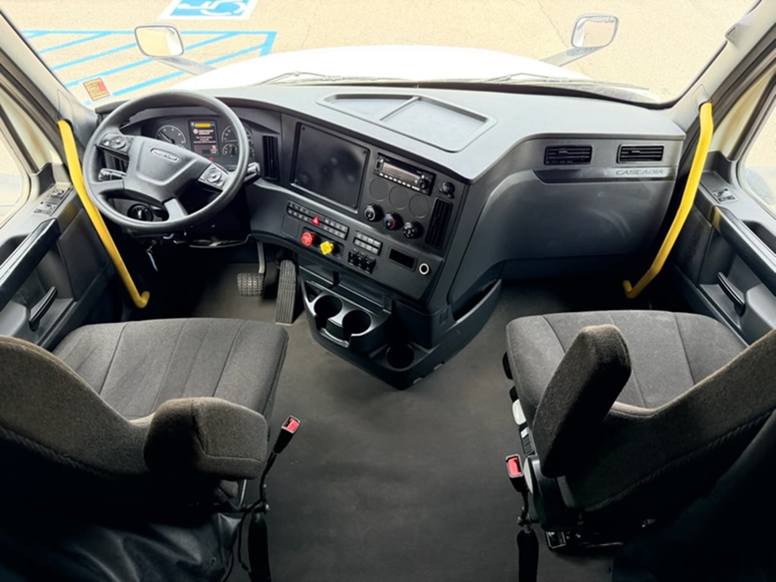 2024 Freightliner Cascadia — photo 10