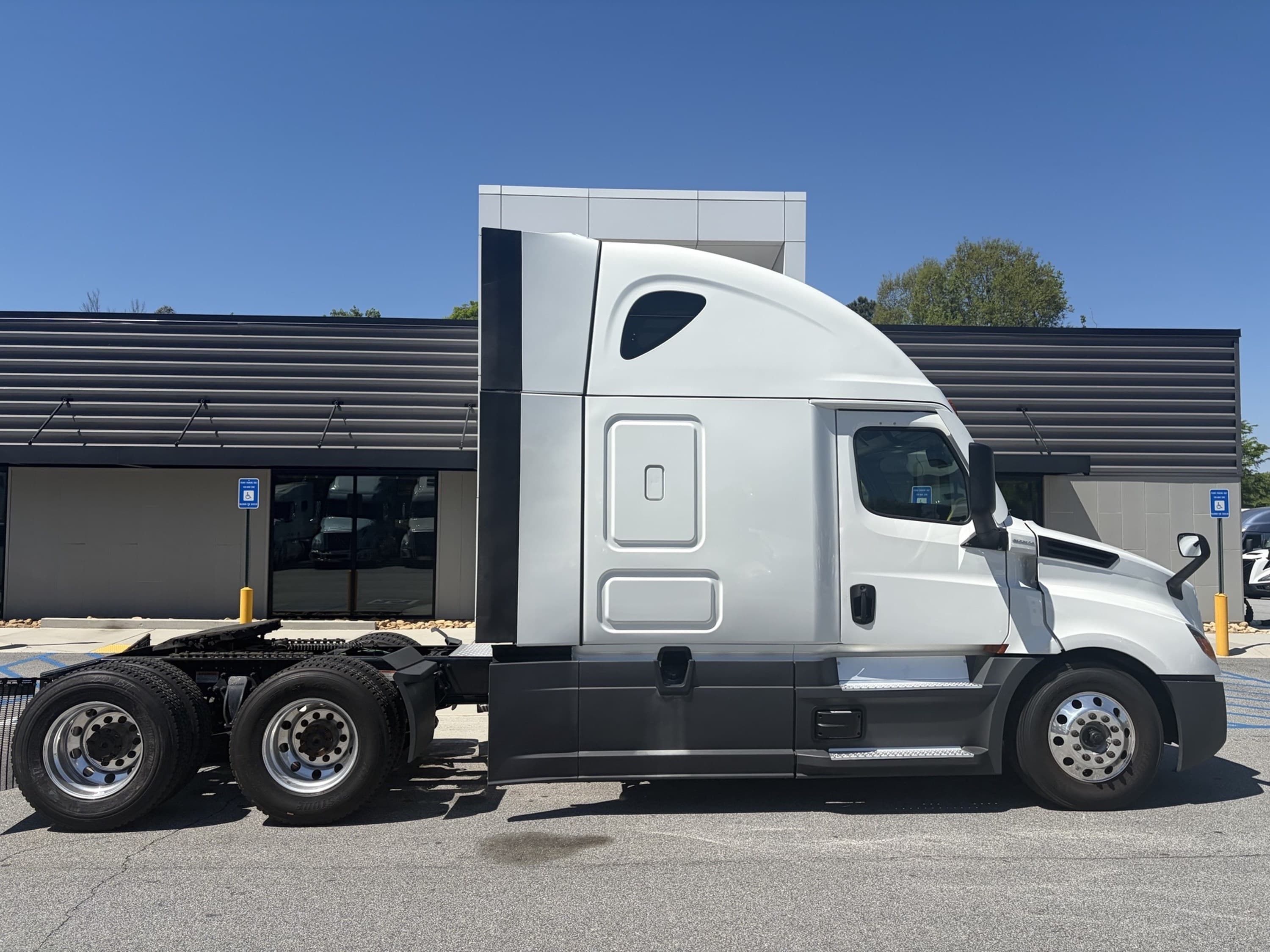 2024 Freightliner Cascadia — photo 4